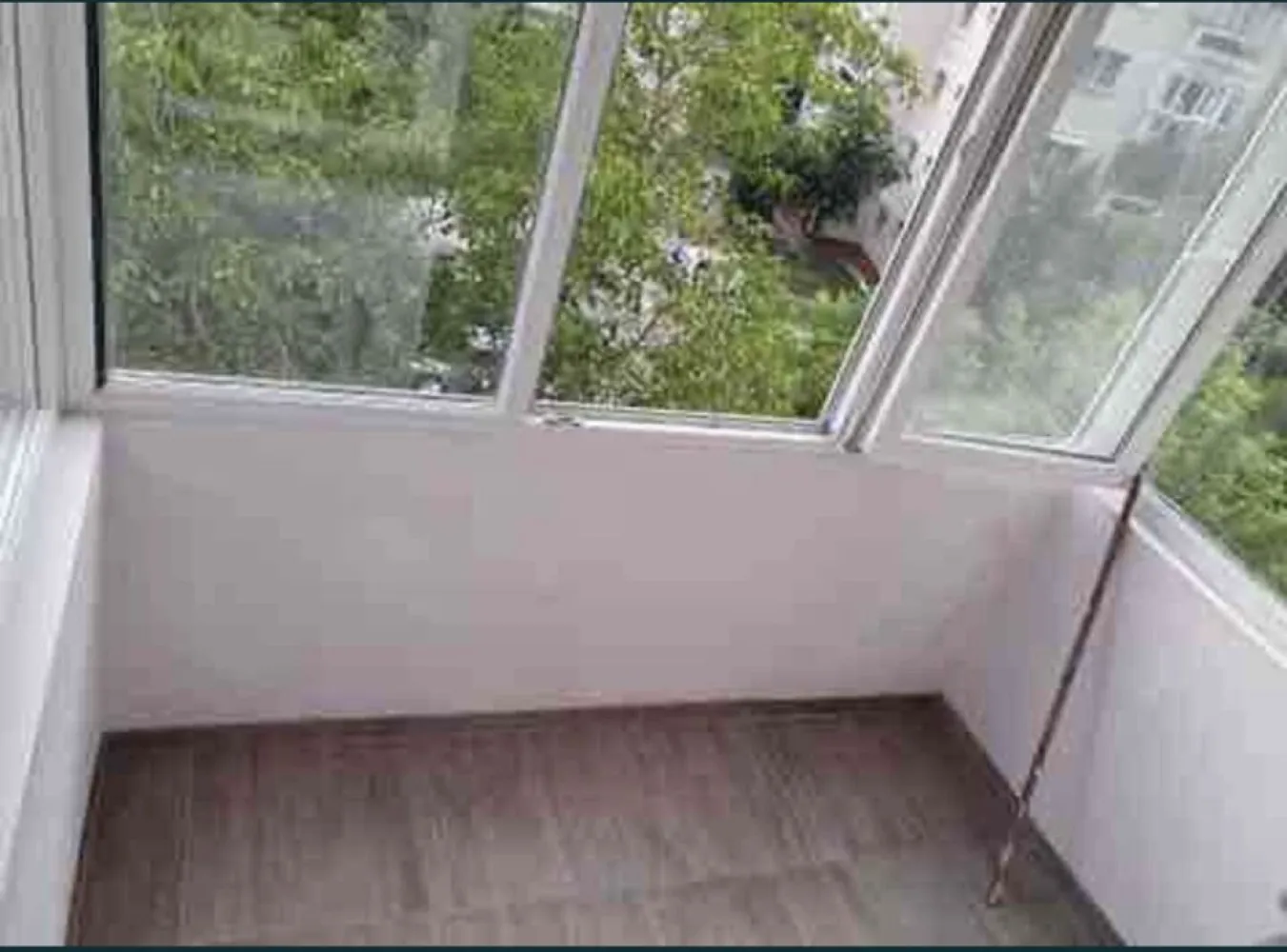 Apartament de vanzare cu 3 camere, Micro 16 Satu Mare etaj 4/4 - Vand APARTAMENT cu 3 camere, decomandat zona Micro 16, strada Sănătății, complet mobilat. Acesta este compartimentant astfel: 2 dormitoare, living, bucatarie, baie si balcon.
Apartamentul a fost renovat complet in anul 2021: 
Microcentrala cu instalatie cupru.
Geamuri termopane.
Balcon inchis termopan
Aer conditionat
Bloc izolat pe interior
Beci
Parcare pe strada
:Apartamentul beneficiazā de o locatie excelentā, foarte aproape de Scoala Avram Iancu, magazine, statie taxi, la 2 min de parcul Linistii, Podul Golescu si la cateva minute de mall. Acest apartament este listat pe airbnb si poate fi folosit atat ca investitite cat si ca locuinta personala. Imediat locuibil
Accesul in bloc se face cu interfon.
Pretul 73.000 E neg
Pentru mai multe informatii, ma puteti contacta la 07******37 Viorel Tataran