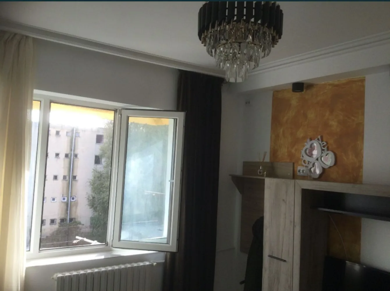 Proprietar vinde garsoniera zona CET Constanta - vand garsoniera zona cet , 21 de mp etaj 2 din 4 , renovata si utilata asa cum arata prin poze , apa calda si caldura prin RADET, 
pentru mai multe contact Sorin 
pret 28000 de euro