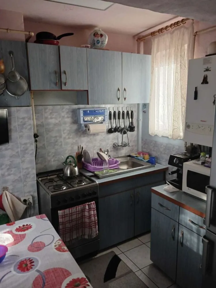BRASADAS vinde ap 2 cam etaj 4/4 in Micro 14 - Agenția imobiliara BRASADAS vinde apartament din cărămidă cu doua camere situat la etajul 4/4 in Micro 14 cu suprafața utila de 47 mp. 
Are balcon, centrala proprie, aer conditionat.
Se vinde mobilat sau nemobilat.
Parcare platita.
Www.brasadas.com.