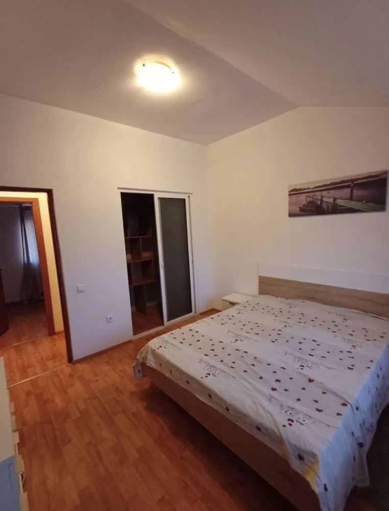 Vand apartament cu 3 camere in poarta 6 direct proprietar - Proprietar , vând apartament cu 3 camere mobilat și utilat, aer conditionat, centrala pe gaze , etajul 5/5. Apartamentul este liber.
