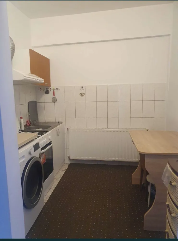 Vand apartament 2 camere - Vand apartament 2 camere situat pe Aleea Timonei nr 12 Bloc C6 (o singura scara),et 3/3 (,mobilat,utilat,renovat,incalzire(repartitoare montate recent) si apa calda Radet (punctul termic este langa bloc),instalatie electrica noua din cupru,instalatie sanitara noua,coloanele pt incalzire schimbate pana la subsol,fara probleme la izolatie(realizata pe tot blocul in urma 4 ani-se poate verifica pe bloc),detine:aer conditionat,
geamuri termopane,usa metalica,gresie ,faianta,parchet,izolat exterior,bloc din caramida.

Aproape de Scoala 16,Supeco,magazine alimentare la scara blocului,profi,lidl,statii de autobuz catre toate punctele orasului,bloc linistit(majoritatea proprietarilor fiind varstnici).

Se vinde mobilat utilat !!!
Pretul este negociabil 58500euro!!
Se acceptam credit imobiliar!!!

GABRIELA,tel:07******92

NU COLABOREZ CU AGENTIILE IMOBILIARE!!!
