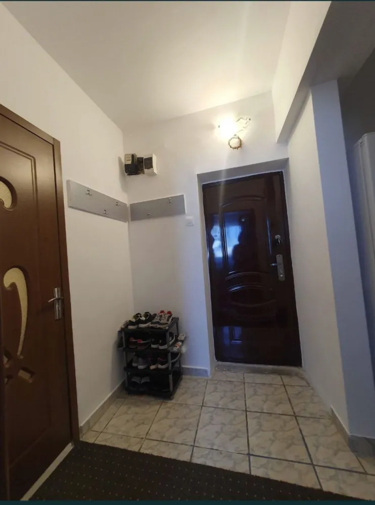Vand apartament 2 camere - Vand apartament 2 camere situat pe Aleea Timonei nr 12 Bloc C6 (o singura scara),et 3/3 (,mobilat,utilat,renovat,incalzire(repartitoare montate recent) si apa calda Radet (punctul termic este langa bloc),instalatie electrica noua din cupru,instalatie sanitara noua,coloanele pt incalzire schimbate pana la subsol,fara probleme la izolatie(realizata pe tot blocul in urma 4 ani-se poate verifica pe bloc),detine:aer conditionat,
geamuri termopane,usa metalica,gresie ,faianta,parchet,izolat exterior,bloc din caramida.

Aproape de Scoala 16,Supeco,magazine alimentare la scara blocului,profi,lidl,statii de autobuz catre toate punctele orasului,bloc linistit(majoritatea proprietarilor fiind varstnici).

Se vinde mobilat utilat !!!
Pretul este negociabil 58500euro!!
Se acceptam credit imobiliar!!!

GABRIELA,tel:07******92

NU COLABOREZ CU AGENTIILE IMOBILIARE!!!