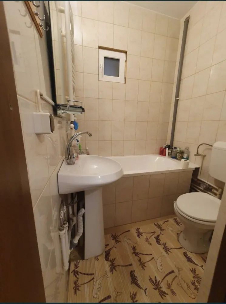 Vand apartament 2 camere - Vand apartament 2 camere situat pe Aleea Timonei nr 12 Bloc C6 (o singura scara),et 3/3 (,mobilat,utilat,renovat,incalzire(repartitoare montate recent) si apa calda Radet (punctul termic este langa bloc),instalatie electrica noua din cupru,instalatie sanitara noua,coloanele pt incalzire schimbate pana la subsol,fara probleme la izolatie(realizata pe tot blocul in urma 4 ani-se poate verifica pe bloc),detine:aer conditionat,
geamuri termopane,usa metalica,gresie ,faianta,parchet,izolat exterior,bloc din caramida.

Aproape de Scoala 16,Supeco,magazine alimentare la scara blocului,profi,lidl,statii de autobuz catre toate punctele orasului,bloc linistit(majoritatea proprietarilor fiind varstnici).

Se vinde mobilat utilat !!!
Pretul este negociabil 58500euro!!
Se acceptam credit imobiliar!!!

GABRIELA,tel:07******92

NU COLABOREZ CU AGENTIILE IMOBILIARE!!!