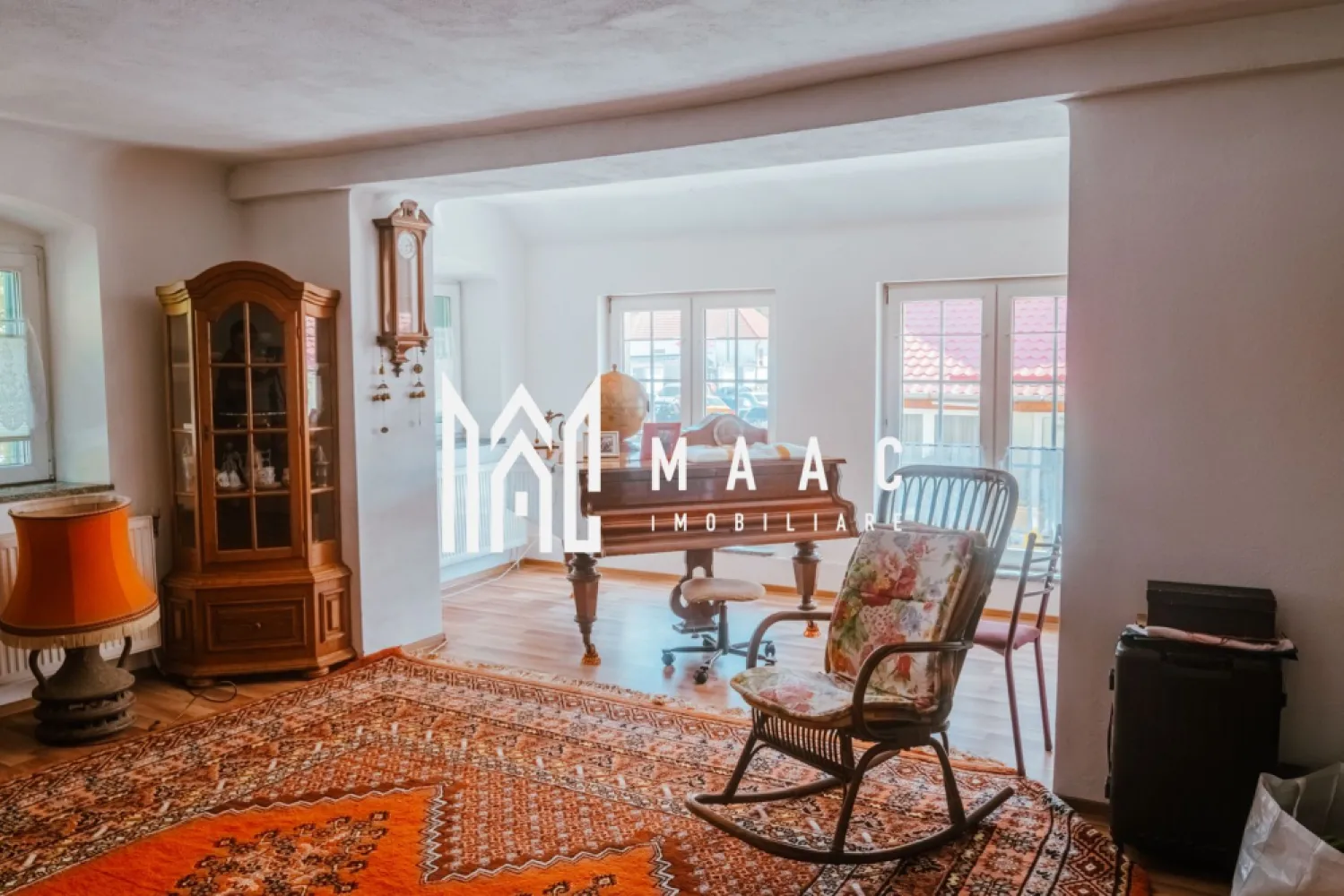 Casa Individuala | 5 Camere | 2 Terase | Teren 1500MP | Turnisor - MAAC Imobiliare vă propune spre vânzare o reședință impunătoare situată în cartierul Turnișor din Sibiu, o proprietate premium ce îmbină confortul unei locuințe moderne cu versatilitatea unui spațiu ideal pentru activități comerciale sau turistice. Amplasată într-o zonă liniștită, cu acces rapid către Aeroport, Centru Istoric și autostradă, această proprietate se remarcă prin suprafețele generoase și compartimentarea eficientă.

Imobilul dispune de o suprafață construită de 600 mp, o suprafață utilă de 428 mp și este amplasat pe un teren de 1.500 mp, oferind spații ample pentru grădină, relaxare și acces auto.

Compartimentare și funcționalitate:
-5 dormitoare spațioase
-Salon tip restaurant, ideal pentru evenimente private
-4 bucătării complet utilate
-7 băi amenajate

Spații exterioare și anexe:
-Terasă închisă cu geamuri termopan, potrivită pentru dining în orice sezon
-Terasă deschisă cu design hexagonal, ideală pentru relaxare sau servirea mesei în aer liber
-Garaj
-Pivniță pentru depozitare
-Pod pe toată suprafața imobilului

Dotări și tehnologie:
-Panouri solare pentru eficiență energetică
-Sistem de încălzire eficient

Proprietatea oferă multiple posibilități de utilizare:
-Reședință de lux
-Pensiune sau aparthotel
-Spațiu pentru evenimente sau activități comerciale cu locuire integrată

Poziționarea în cartierul Turnișor asigură acces facil către punctele de interes ale orașului, într-un cadru liniștit și bine conectat la infrastructura urbană.

Pentru mai multe detalii și programarea unei vizionări, precizați telefonic că ați văzut anunțul cu CP2602339