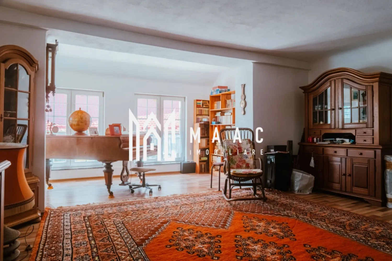 Casa Individuala | 5 Camere | 2 Terase | Teren 1500MP | Turnisor - MAAC Imobiliare vă propune spre vânzare o reședință impunătoare situată în cartierul Turnișor din Sibiu, o proprietate premium ce îmbină confortul unei locuințe moderne cu versatilitatea unui spațiu ideal pentru activități comerciale sau turistice. Amplasată într-o zonă liniștită, cu acces rapid către Aeroport, Centru Istoric și autostradă, această proprietate se remarcă prin suprafețele generoase și compartimentarea eficientă.

Imobilul dispune de o suprafață construită de 600 mp, o suprafață utilă de 428 mp și este amplasat pe un teren de 1.500 mp, oferind spații ample pentru grădină, relaxare și acces auto.

Compartimentare și funcționalitate:
-5 dormitoare spațioase
-Salon tip restaurant, ideal pentru evenimente private
-4 bucătării complet utilate
-7 băi amenajate

Spații exterioare și anexe:
-Terasă închisă cu geamuri termopan, potrivită pentru dining în orice sezon
-Terasă deschisă cu design hexagonal, ideală pentru relaxare sau servirea mesei în aer liber
-Garaj
-Pivniță pentru depozitare
-Pod pe toată suprafața imobilului

Dotări și tehnologie:
-Panouri solare pentru eficiență energetică
-Sistem de încălzire eficient

Proprietatea oferă multiple posibilități de utilizare:
-Reședință de lux
-Pensiune sau aparthotel
-Spațiu pentru evenimente sau activități comerciale cu locuire integrată

Poziționarea în cartierul Turnișor asigură acces facil către punctele de interes ale orașului, într-un cadru liniștit și bine conectat la infrastructura urbană.

Pentru mai multe detalii și programarea unei vizionări, precizați telefonic că ați văzut anunțul cu CP2602339