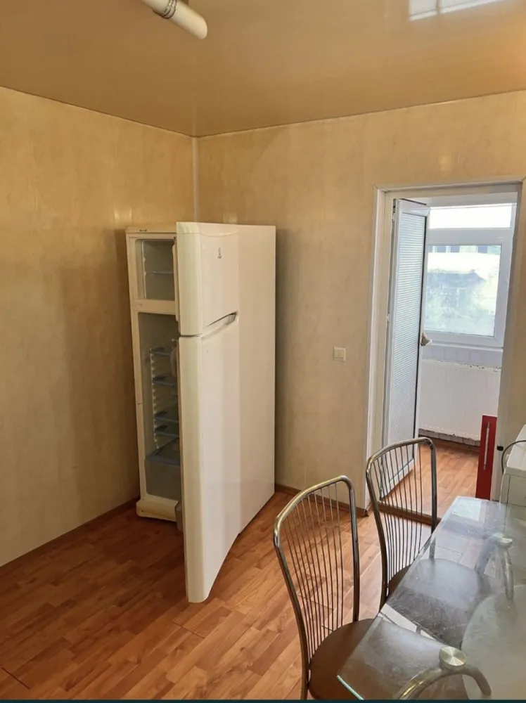 Ap 2 camere - Vand apartament 2 camere semidecomandat. Et 2/4 Strada Tulcea nr 10 Ap nu este racordat la gaze - instalatia de gaze pe scara.