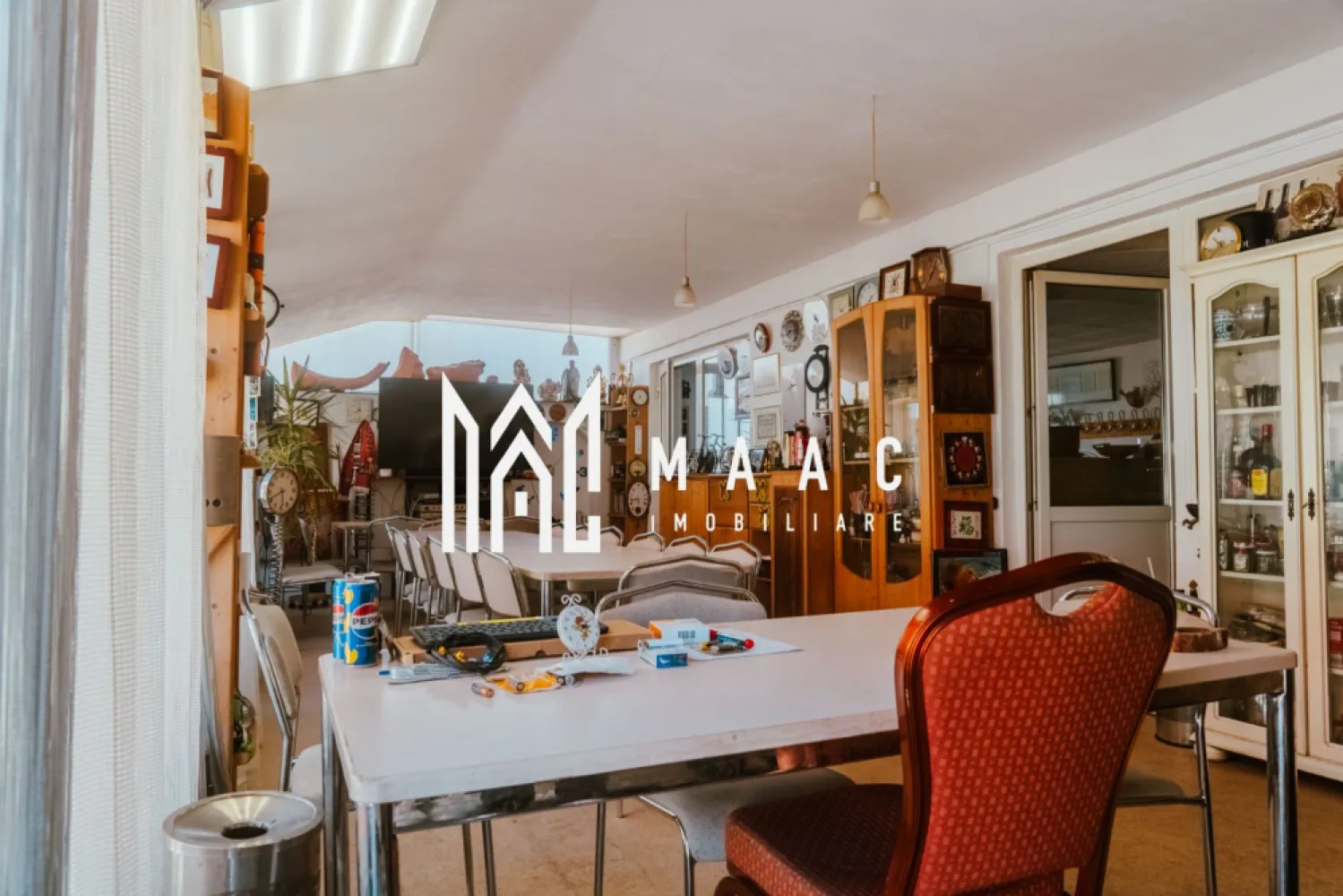 Casa Individuala | 5 Camere | 2 Terase | Teren 1500MP | Turnisor - MAAC Imobiliare vă propune spre vânzare o reședință impunătoare situată în cartierul Turnișor din Sibiu, o proprietate premium ce îmbină confortul unei locuințe moderne cu versatilitatea unui spațiu ideal pentru activități comerciale sau turistice. Amplasată într-o zonă liniștită, cu acces rapid către Aeroport, Centru Istoric și autostradă, această proprietate se remarcă prin suprafețele generoase și compartimentarea eficientă.

Imobilul dispune de o suprafață construită de 600 mp, o suprafață utilă de 428 mp și este amplasat pe un teren de 1.500 mp, oferind spații ample pentru grădină, relaxare și acces auto.

Compartimentare și funcționalitate:
-5 dormitoare spațioase
-Salon tip restaurant, ideal pentru evenimente private
-4 bucătării complet utilate
-7 băi amenajate

Spații exterioare și anexe:
-Terasă închisă cu geamuri termopan, potrivită pentru dining în orice sezon
-Terasă deschisă cu design hexagonal, ideală pentru relaxare sau servirea mesei în aer liber
-Garaj
-Pivniță pentru depozitare
-Pod pe toată suprafața imobilului

Dotări și tehnologie:
-Panouri solare pentru eficiență energetică
-Sistem de încălzire eficient

Proprietatea oferă multiple posibilități de utilizare:
-Reședință de lux
-Pensiune sau aparthotel
-Spațiu pentru evenimente sau activități comerciale cu locuire integrată

Poziționarea în cartierul Turnișor asigură acces facil către punctele de interes ale orașului, într-un cadru liniștit și bine conectat la infrastructura urbană.

Pentru mai multe detalii și programarea unei vizionări, precizați telefonic că ați văzut anunțul cu CP2602339