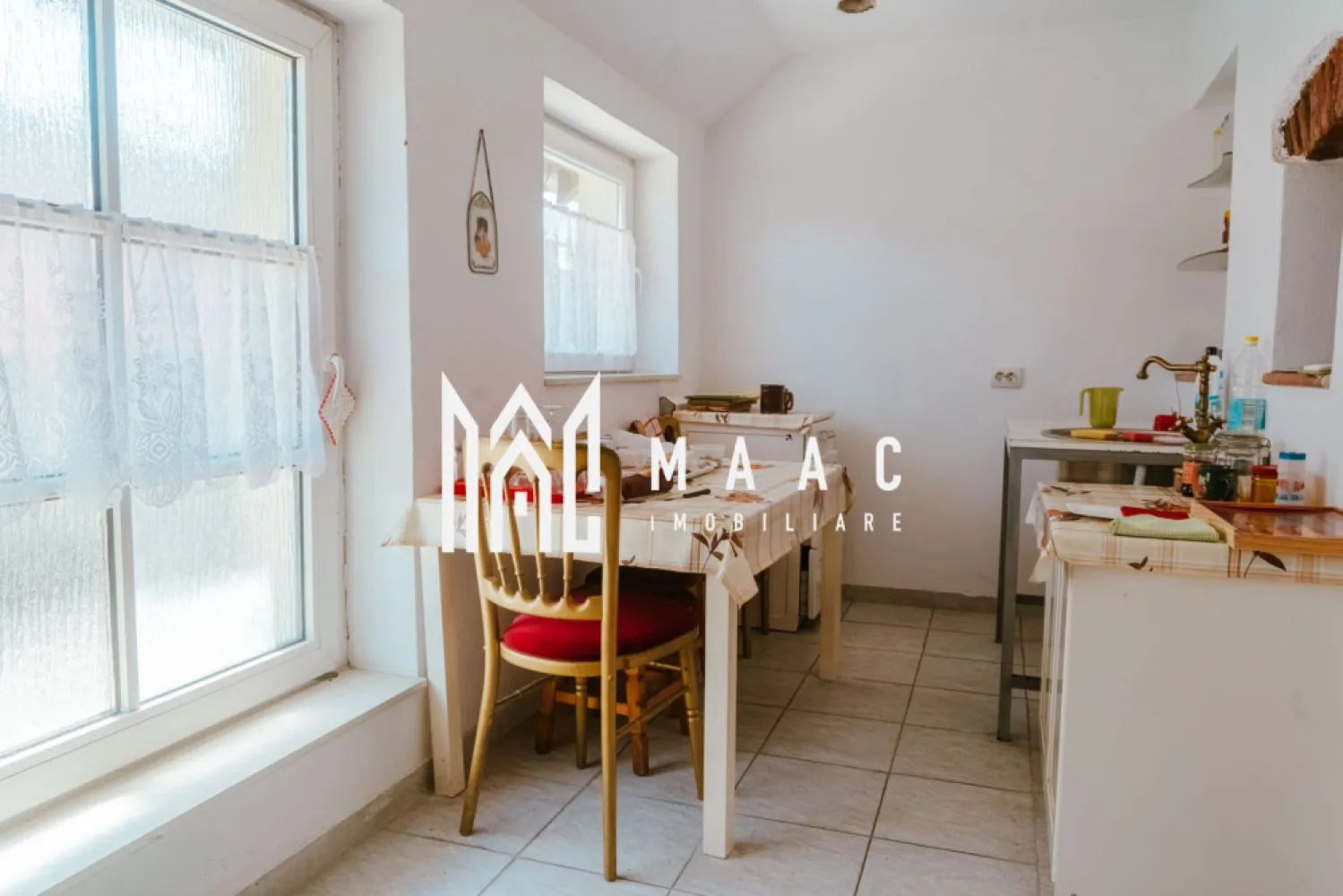 Casa Individuala | 5 Camere | 2 Terase | Teren 1500MP | Turnisor - MAAC Imobiliare vă propune spre vânzare o reședință impunătoare situată în cartierul Turnișor din Sibiu, o proprietate premium ce îmbină confortul unei locuințe moderne cu versatilitatea unui spațiu ideal pentru activități comerciale sau turistice. Amplasată într-o zonă liniștită, cu acces rapid către Aeroport, Centru Istoric și autostradă, această proprietate se remarcă prin suprafețele generoase și compartimentarea eficientă.

Imobilul dispune de o suprafață construită de 600 mp, o suprafață utilă de 428 mp și este amplasat pe un teren de 1.500 mp, oferind spații ample pentru grădină, relaxare și acces auto.

Compartimentare și funcționalitate:
-5 dormitoare spațioase
-Salon tip restaurant, ideal pentru evenimente private
-4 bucătării complet utilate
-7 băi amenajate

Spații exterioare și anexe:
-Terasă închisă cu geamuri termopan, potrivită pentru dining în orice sezon
-Terasă deschisă cu design hexagonal, ideală pentru relaxare sau servirea mesei în aer liber
-Garaj
-Pivniță pentru depozitare
-Pod pe toată suprafața imobilului

Dotări și tehnologie:
-Panouri solare pentru eficiență energetică
-Sistem de încălzire eficient

Proprietatea oferă multiple posibilități de utilizare:
-Reședință de lux
-Pensiune sau aparthotel
-Spațiu pentru evenimente sau activități comerciale cu locuire integrată

Poziționarea în cartierul Turnișor asigură acces facil către punctele de interes ale orașului, într-un cadru liniștit și bine conectat la infrastructura urbană.

Pentru mai multe detalii și programarea unei vizionări, precizați telefonic că ați văzut anunțul cu CP2602339