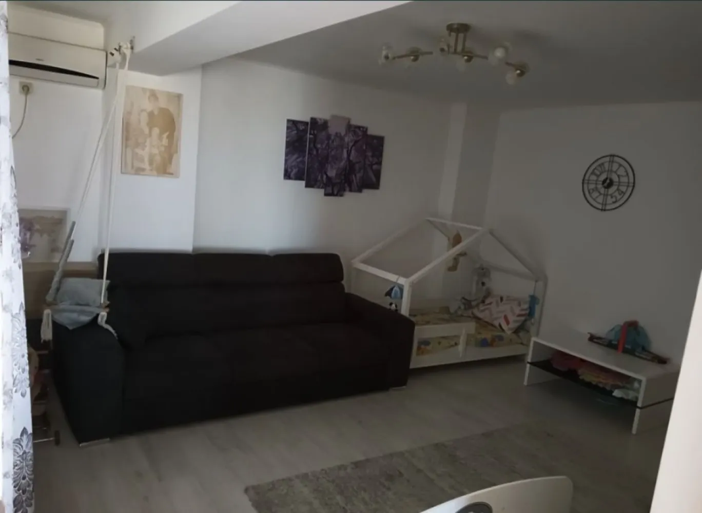 Vand apartament 2 camere decomandat - Vând apartament 2 camere zona energia ,situat la etajul 4/9.suprafaa 54 mp plus balcon, care a fost transformat în bucătărie.utilat mobilat 75000 negociabil,nemobilat utilat 71000.Se poate vinde imediat