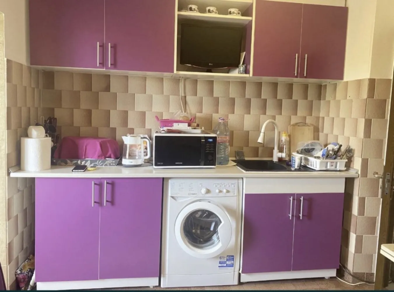 Vand apartament 2 camere zona Anda - Vand apartament 2 camere situat zona Anda , 52m , izolat recent + acoperisul facut cu carton, se vinde cu tot ce este in el inafara de Electrocasnice , pentru mai multe detalii suna ti , +40 (768) 373 644