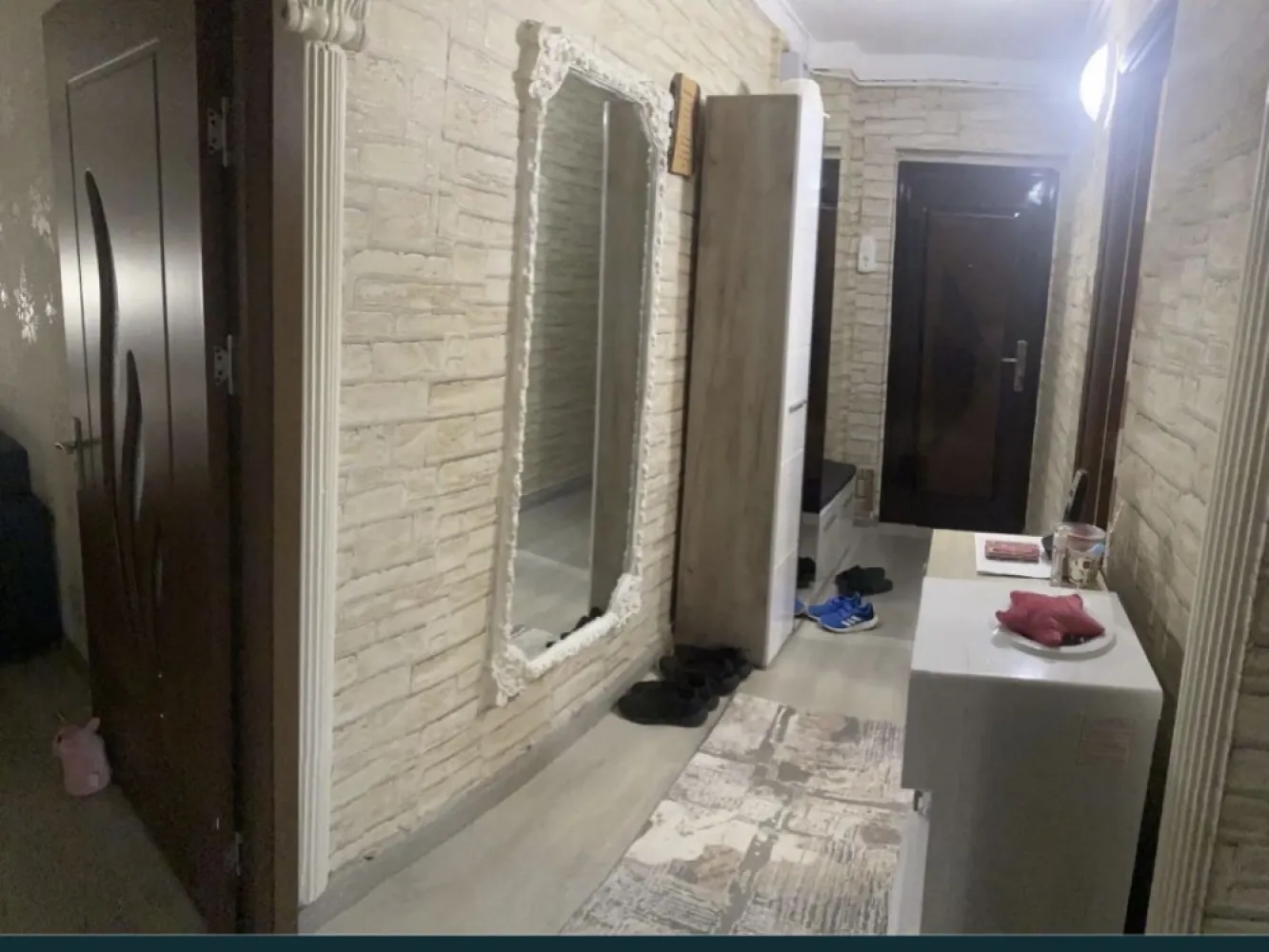 Vand apartament 2 camere zona Anda - Vand apartament 2 camere situat zona Anda , 52m , izolat recent + acoperisul facut cu carton, se vinde cu tot ce este in el inafara de Electrocasnice , pentru mai multe detalii suna ti , +40 (768) 373 644