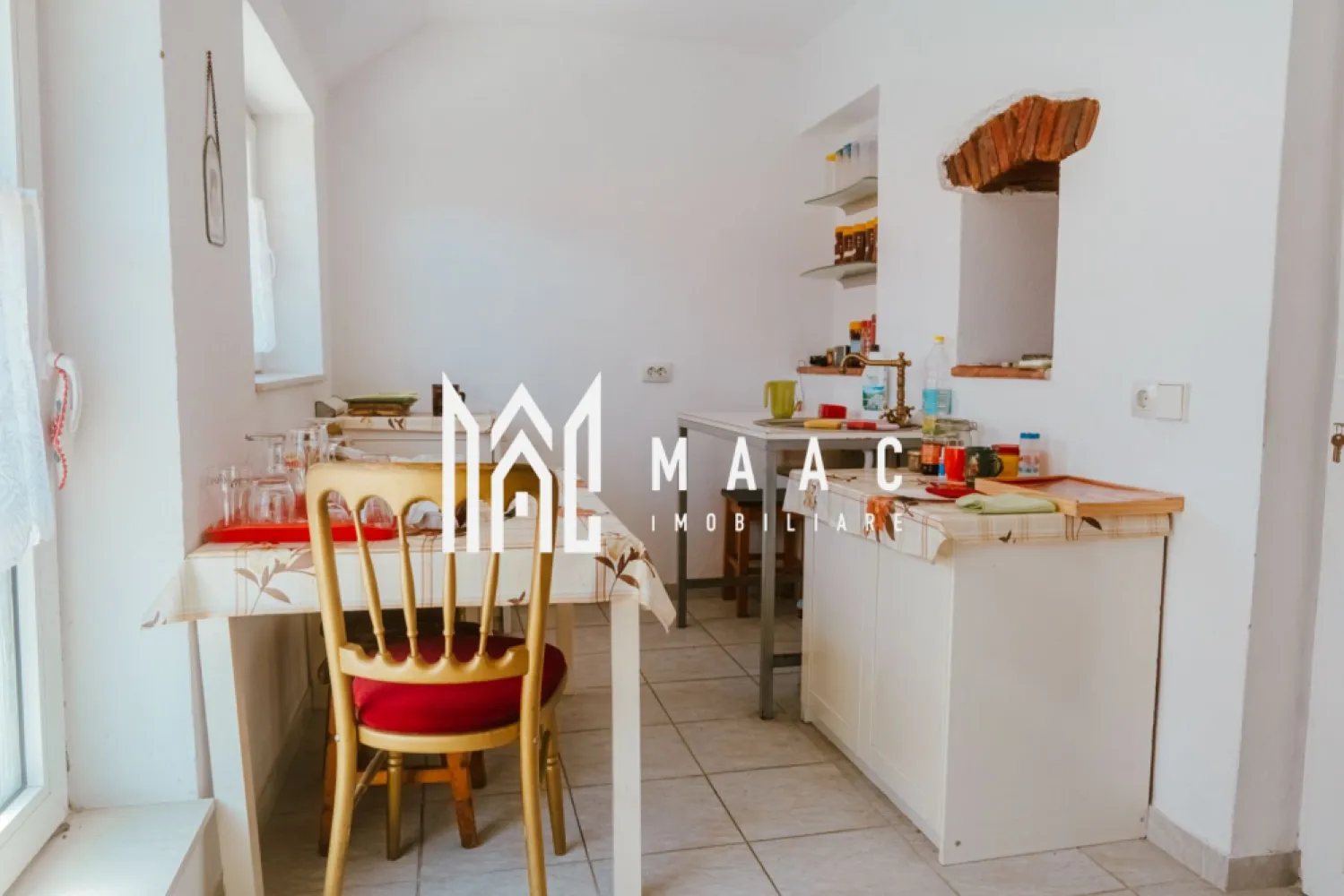 Casa Individuala | 5 Camere | 2 Terase | Teren 1500MP | Turnisor - MAAC Imobiliare vă propune spre vânzare o reședință impunătoare situată în cartierul Turnișor din Sibiu, o proprietate premium ce îmbină confortul unei locuințe moderne cu versatilitatea unui spațiu ideal pentru activități comerciale sau turistice. Amplasată într-o zonă liniștită, cu acces rapid către Aeroport, Centru Istoric și autostradă, această proprietate se remarcă prin suprafețele generoase și compartimentarea eficientă.

Imobilul dispune de o suprafață construită de 600 mp, o suprafață utilă de 428 mp și este amplasat pe un teren de 1.500 mp, oferind spații ample pentru grădină, relaxare și acces auto.

Compartimentare și funcționalitate:
-5 dormitoare spațioase
-Salon tip restaurant, ideal pentru evenimente private
-4 bucătării complet utilate
-7 băi amenajate

Spații exterioare și anexe:
-Terasă închisă cu geamuri termopan, potrivită pentru dining în orice sezon
-Terasă deschisă cu design hexagonal, ideală pentru relaxare sau servirea mesei în aer liber
-Garaj
-Pivniță pentru depozitare
-Pod pe toată suprafața imobilului

Dotări și tehnologie:
-Panouri solare pentru eficiență energetică
-Sistem de încălzire eficient

Proprietatea oferă multiple posibilități de utilizare:
-Reședință de lux
-Pensiune sau aparthotel
-Spațiu pentru evenimente sau activități comerciale cu locuire integrată

Poziționarea în cartierul Turnișor asigură acces facil către punctele de interes ale orașului, într-un cadru liniștit și bine conectat la infrastructura urbană.

Pentru mai multe detalii și programarea unei vizionări, precizați telefonic că ați văzut anunțul cu CP2602339
