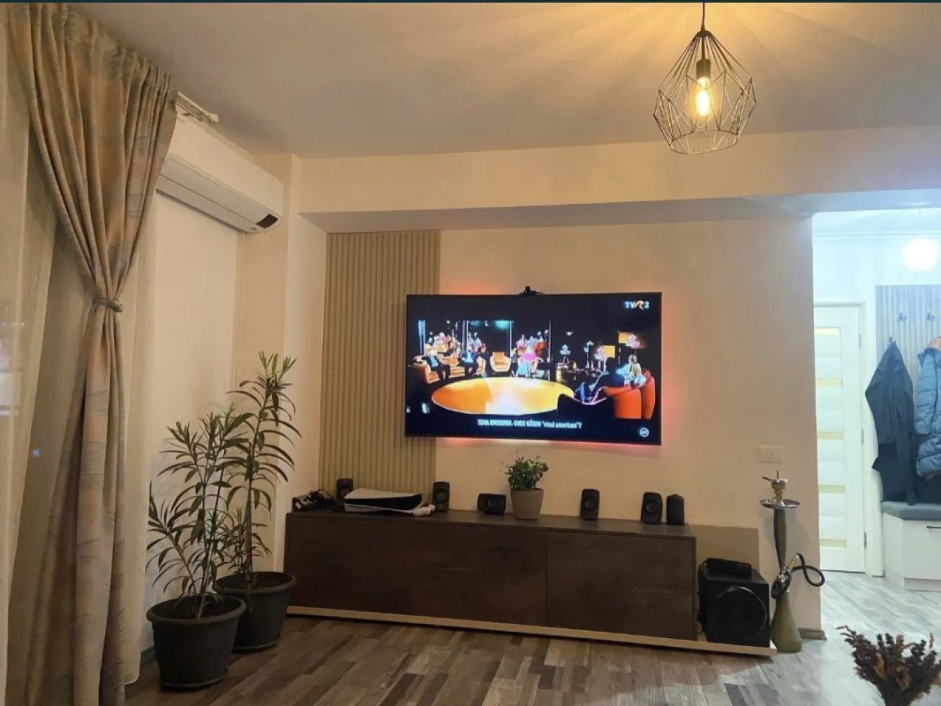Ap cu 3 camere Palazu Mare - Apartament cu 3 camere, 2 băi, balcon deschis, bucătărie închisă, loc de parcare, boxă