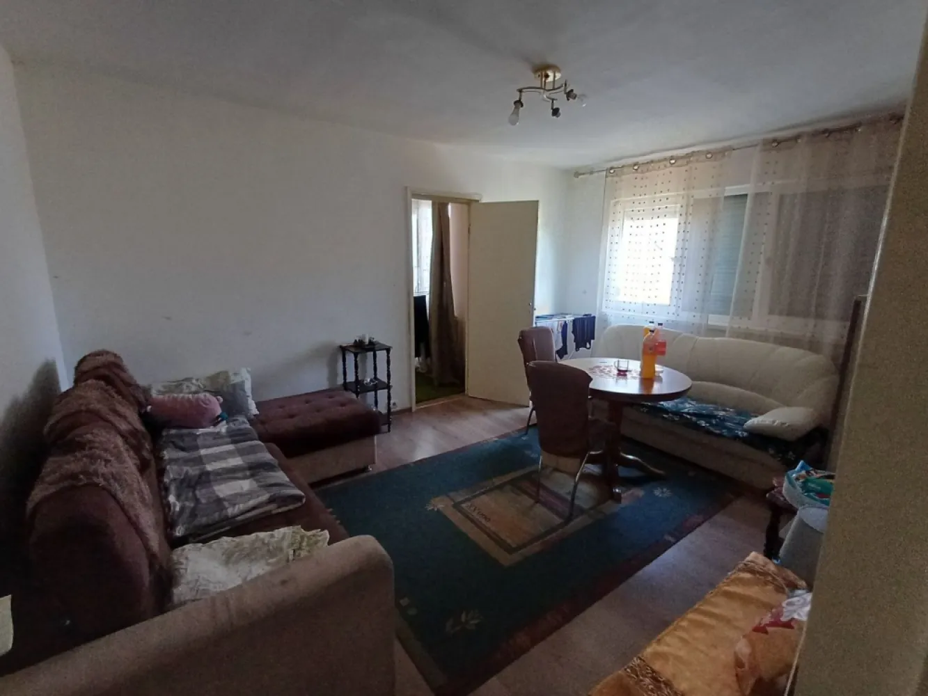 BRASADAS vinde ap 3 cam etaj 3/4 14 Mai. - Apartament cu 3 camere, semidecomandat, etajul 3 din 4 situat in 14 Mai.
Izolație exterioară, geamuri termopan, balcon închis cu termopan, centrala termica, usa intrare metalică. Apartamentul este momentan locuit de chiriași. In funcție de standarde poate necesita renovări.
Www.brasadas.com.