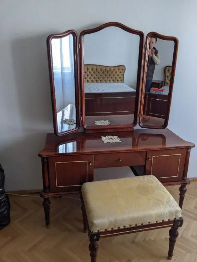 Apartament 4 camere mobilat Soarelui - Apartament 4 camere total decomandat . 112 mp , doua bai ambele cu geam , centrala termica proprie , gresie si faianta in bai si bucatarie , parchet din lemn masiv in camere si hol . Bucatarie complet utilata cu plita si cuptor electric in stare perfecta de functionare . Masina de spalat in stare perfecta in baia de serviciu . Centrala termica are verificarea tehnica la zi ( valabila pana in iulie 2026 . Geamuri termopan , balcon inchis cu termopan . Usa de inalta siguranta la intrare . La subsolul blocului beci uscat inchis , echipat cu rafturi . Blocul , in reabilitare termica cu fonduri europene , fara costuri din partea proprietarilor . Apartamentul mobilat in proportie de 80 % .