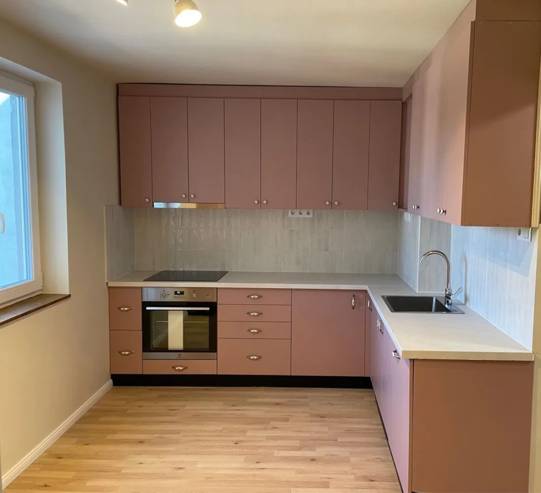 BRASADAS vinde ap 3 cam etaj 3/4 zona Burdea. - Agentia Imobiliara BRASADAS vinde apartament modern cu trei camere, superfinisat – prima locuire, complet renovat, situat pe Bulevardul Cloșca, la etajul 3 din 4, in zona Burdea. 
Locația este ideală, la doar 5 minute de mers pe jos de Shopping City, McDonald’s și Kaufland, în apropiere de Liceul German, stații de autobuz, farmacii și toate facilitățile necesare unui stil de viață confortabil.

Apartamentul este proaspăt renovat, fiind la prima locuire după finalizarea lucrărilor. Totul este nou, modern și realizat cu atenție la detalii și materiale de calitate superioară.

Caracteristici principale:
- Finisaje premium, design modern
- Parchet continuu (fără întreruperi între camere) pentru un aspect elegant și unitar
- Uși interioare de calitate superioară (Porta Doors)
- Geamuri termopan cu 4 camere – izolare termică și fonică excelentă
- Încălzire în pardoseală – confort sporit și utilizare eficientă a spațiului (fără calorifere)
- Baie complet mobilată și utilată (Dus Walk-In si WC integrat Geberit)
- Bucătărie modernă, complet mobilată, cu spații generoase de depozitare
- Electrocasnice încorporate: frigider, cuptor, plită electrică, hotă, mașină de spălat vase, centrală Ferroli integrată
- Balcon finisat complet

Apartamentul se vinde complet finisat („la cheie”), pregătit pentru mutare imediată, fără investiții suplimentare.

Este alegerea ideală pentru cei care caută un apartament nou, modern, într-o zonă excelentă, fără compromisuri la calitate.

Www.brasadas.com.