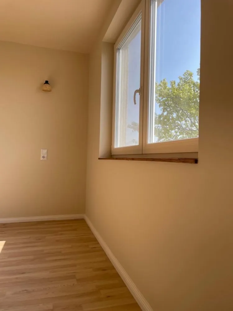 BRASADAS vinde ap 3 cam etaj 3/4 zona Burdea. - Agentia Imobiliara BRASADAS vinde apartament modern cu trei camere, superfinisat – prima locuire, complet renovat, situat pe Bulevardul Cloșca, la etajul 3 din 4, in zona Burdea. 
Locația este ideală, la doar 5 minute de mers pe jos de Shopping City, McDonald’s și Kaufland, în apropiere de Liceul German, stații de autobuz, farmacii și toate facilitățile necesare unui stil de viață confortabil.

Apartamentul este proaspăt renovat, fiind la prima locuire după finalizarea lucrărilor. Totul este nou, modern și realizat cu atenție la detalii și materiale de calitate superioară.

Caracteristici principale:
- Finisaje premium, design modern
- Parchet continuu (fără întreruperi între camere) pentru un aspect elegant și unitar
- Uși interioare de calitate superioară (Porta Doors)
- Geamuri termopan cu 4 camere – izolare termică și fonică excelentă
- Încălzire în pardoseală – confort sporit și utilizare eficientă a spațiului (fără calorifere)
- Baie complet mobilată și utilată (Dus Walk-In si WC integrat Geberit)
- Bucătărie modernă, complet mobilată, cu spații generoase de depozitare
- Electrocasnice încorporate: frigider, cuptor, plită electrică, hotă, mașină de spălat vase, centrală Ferroli integrată
- Balcon finisat complet

Apartamentul se vinde complet finisat („la cheie”), pregătit pentru mutare imediată, fără investiții suplimentare.

Este alegerea ideală pentru cei care caută un apartament nou, modern, într-o zonă excelentă, fără compromisuri la calitate.

Www.brasadas.com.
