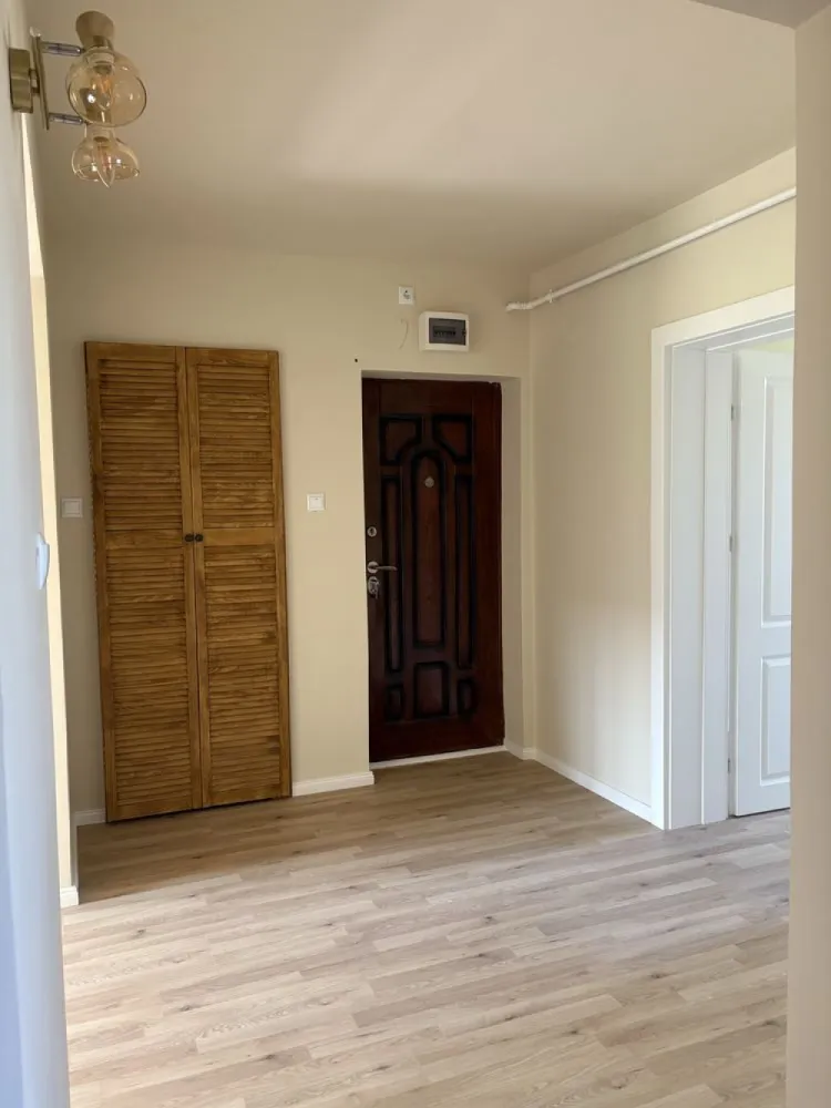 BRASADAS vinde ap 3 cam etaj 3/4 zona Burdea. - Agentia Imobiliara BRASADAS vinde apartament modern cu trei camere, superfinisat – prima locuire, complet renovat, situat pe Bulevardul Cloșca, la etajul 3 din 4, in zona Burdea. 
Locația este ideală, la doar 5 minute de mers pe jos de Shopping City, McDonald’s și Kaufland, în apropiere de Liceul German, stații de autobuz, farmacii și toate facilitățile necesare unui stil de viață confortabil.

Apartamentul este proaspăt renovat, fiind la prima locuire după finalizarea lucrărilor. Totul este nou, modern și realizat cu atenție la detalii și materiale de calitate superioară.

Caracteristici principale:
- Finisaje premium, design modern
- Parchet continuu (fără întreruperi între camere) pentru un aspect elegant și unitar
- Uși interioare de calitate superioară (Porta Doors)
- Geamuri termopan cu 4 camere – izolare termică și fonică excelentă
- Încălzire în pardoseală – confort sporit și utilizare eficientă a spațiului (fără calorifere)
- Baie complet mobilată și utilată (Dus Walk-In si WC integrat Geberit)
- Bucătărie modernă, complet mobilată, cu spații generoase de depozitare
- Electrocasnice încorporate: frigider, cuptor, plită electrică, hotă, mașină de spălat vase, centrală Ferroli integrată
- Balcon finisat complet

Apartamentul se vinde complet finisat („la cheie”), pregătit pentru mutare imediată, fără investiții suplimentare.

Este alegerea ideală pentru cei care caută un apartament nou, modern, într-o zonă excelentă, fără compromisuri la calitate.

Www.brasadas.com.
