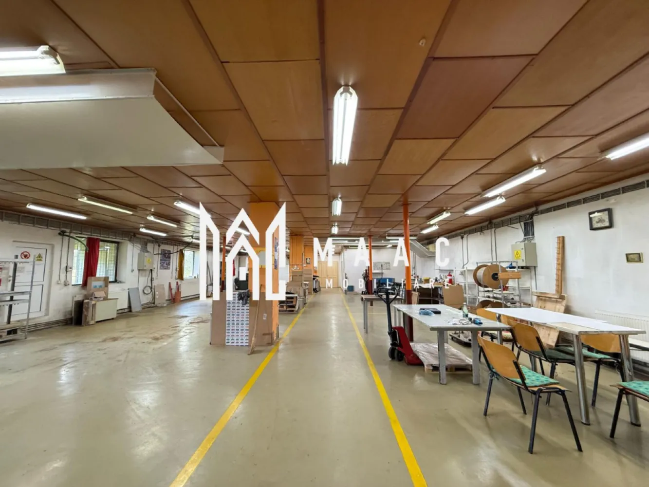 Hala 500MP + Teren 1300MP | Utilitati | Lacul lui Binder - MAAC Imobiliare propune atentiei dumneavoastra o hala industriala si un teren intravilan, cu utilitati, in zona Lacul lui Binder.

Spatiul este compartimentat astfel:
- spatiu productie: 280.68 mp
- birouri: 136.5 mp
- vestiare + depozit: 33.93 mp

Structura halei este din caramida, acoperisul din tabla si podeaua este din rasina epoxidica.

Pentru mai multe detalii specificati: CP2600610