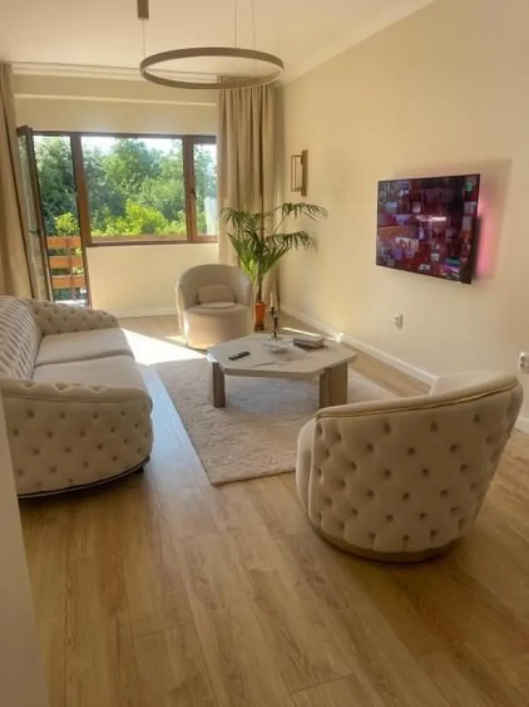 BRASADAS vinde ap 3 cam semicentral cu finisaje de lux. - Agentia Imobiliara BRASADAS vinde APARTAMENT SEMICENTRAL PREMIUM IN ASOCIATIE CU FINISAJE LUX
 în asociație cu doar 4 apartamente în construcție solidă ( 3 camere decomandate) la etajul 1/2.
Apartamentul cu suprafața utilă de 81mp este compus din 3 camere decomandate:1 living, un dormitor mare, un dormitor mic, bucătărie, baie, balcon.
În plus dispune de garaj, boxă beci și
cota parte din grădină.
Casa este construită din cărămidă, fundație înaltă din beton, mobilată complet, încălzire prin calorifere cu centrală proprie, instalație electrică nouă, geamuri termopan, aparat de aer condiționat, cuptor, plită, hotă, frigider, mașină de spălat rufe, mașină de spălat vase.
WWW.BRASADAS.COM.