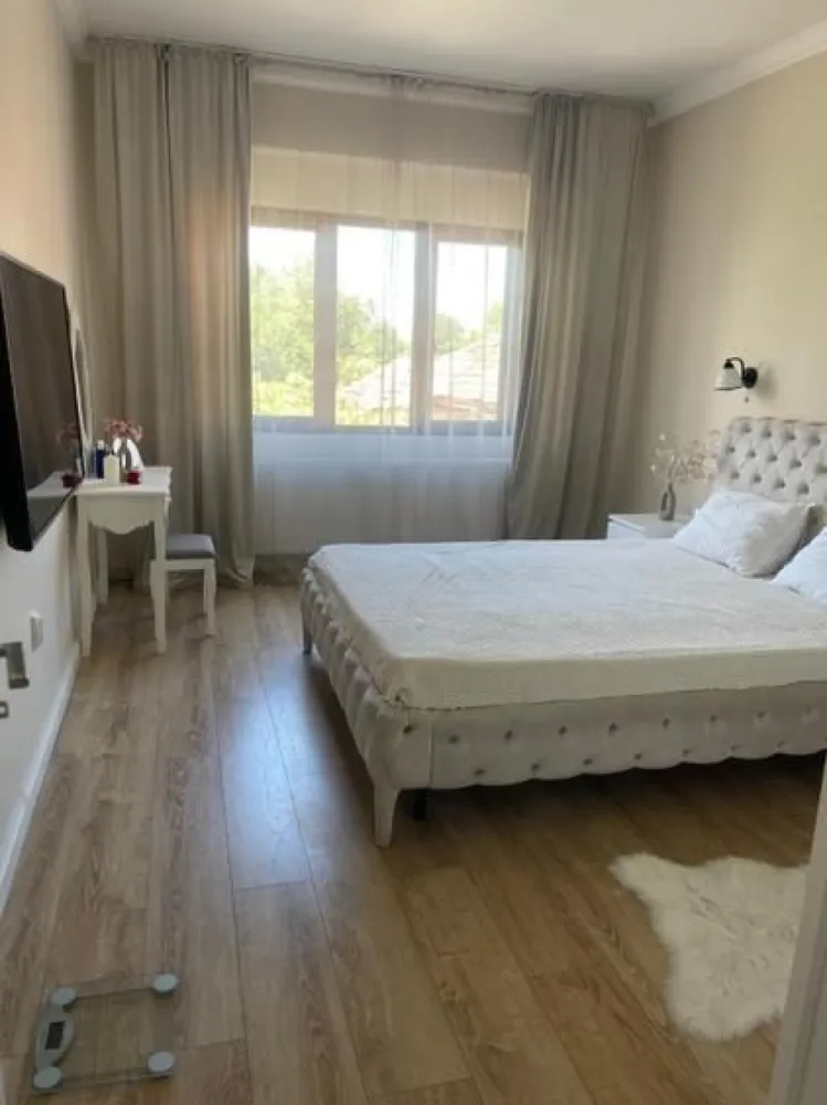 BRASADAS vinde ap 3 cam semicentral cu finisaje de lux. - Agentia Imobiliara BRASADAS vinde APARTAMENT SEMICENTRAL PREMIUM IN ASOCIATIE CU FINISAJE LUX
 în asociație cu doar 4 apartamente în construcție solidă ( 3 camere decomandate) la etajul 1/2.
Apartamentul cu suprafața utilă de 81mp este compus din 3 camere decomandate:1 living, un dormitor mare, un dormitor mic, bucătărie, baie, balcon.
În plus dispune de garaj, boxă beci și
cota parte din grădină.
Casa este construită din cărămidă, fundație înaltă din beton, mobilată complet, încălzire prin calorifere cu centrală proprie, instalație electrică nouă, geamuri termopan, aparat de aer condiționat, cuptor, plită, hotă, frigider, mașină de spălat rufe, mașină de spălat vase.
WWW.BRASADAS.COM.