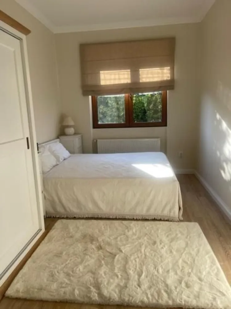 BRASADAS vinde ap 3 cam semicentral cu finisaje de lux. - Agentia Imobiliara BRASADAS vinde APARTAMENT SEMICENTRAL PREMIUM IN ASOCIATIE CU FINISAJE LUX
 în asociație cu doar 4 apartamente în construcție solidă ( 3 camere decomandate) la etajul 1/2.
Apartamentul cu suprafața utilă de 81mp este compus din 3 camere decomandate:1 living, un dormitor mare, un dormitor mic, bucătărie, baie, balcon.
În plus dispune de garaj, boxă beci și
cota parte din grădină.
Casa este construită din cărămidă, fundație înaltă din beton, mobilată complet, încălzire prin calorifere cu centrală proprie, instalație electrică nouă, geamuri termopan, aparat de aer condiționat, cuptor, plită, hotă, frigider, mașină de spălat rufe, mașină de spălat vase.
WWW.BRASADAS.COM.
