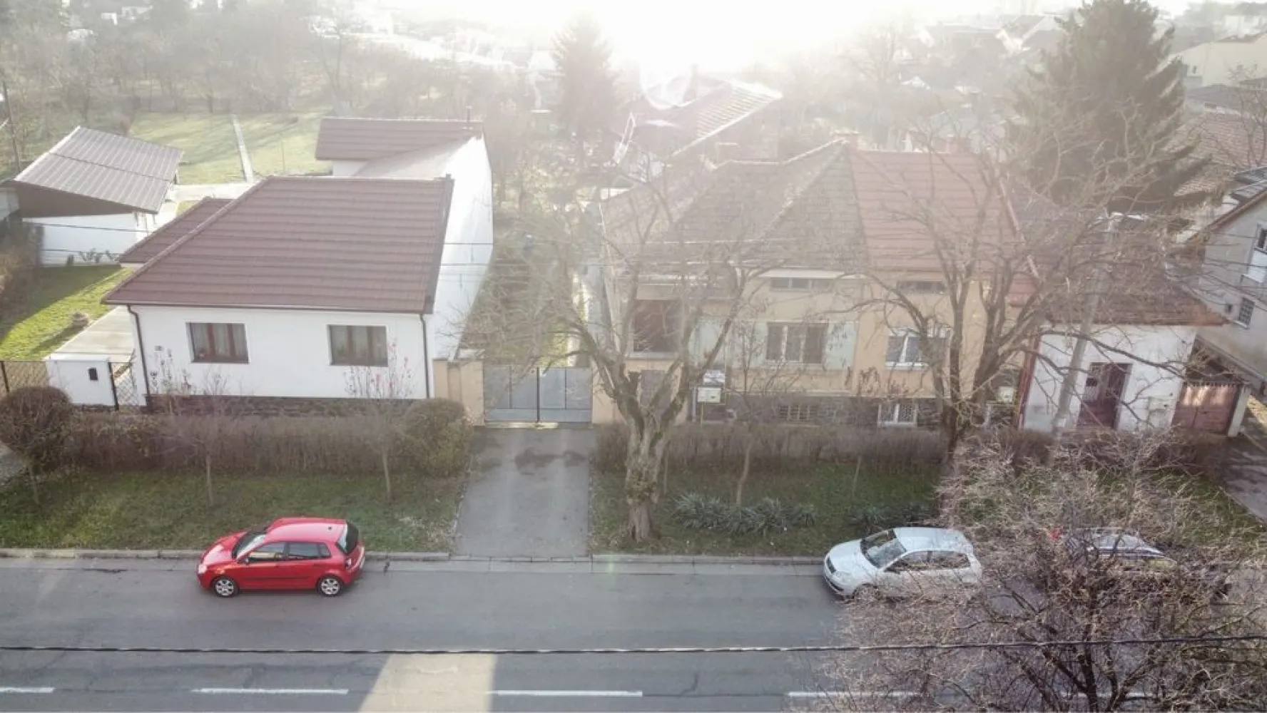 BRASADAS vinde parte de casa, str Unirii cu 7 ari teren. - Agenția imobiliara BRASADAS vinde parte de casa pe str Unirii, are 3 camere bucatarie si baie , hol, antreu, beci mare sub toata casa. 

Mai este o familie in curte, onportiune este comuna, dar 7 ari teren este privat ingradit cu intrare cu masina garaj, si anexa. 

Casa necesita modernizare si renovare

Pret negociabil