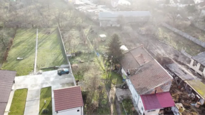 BRASADAS vinde parte de casa, str Unirii cu 7 ari teren.