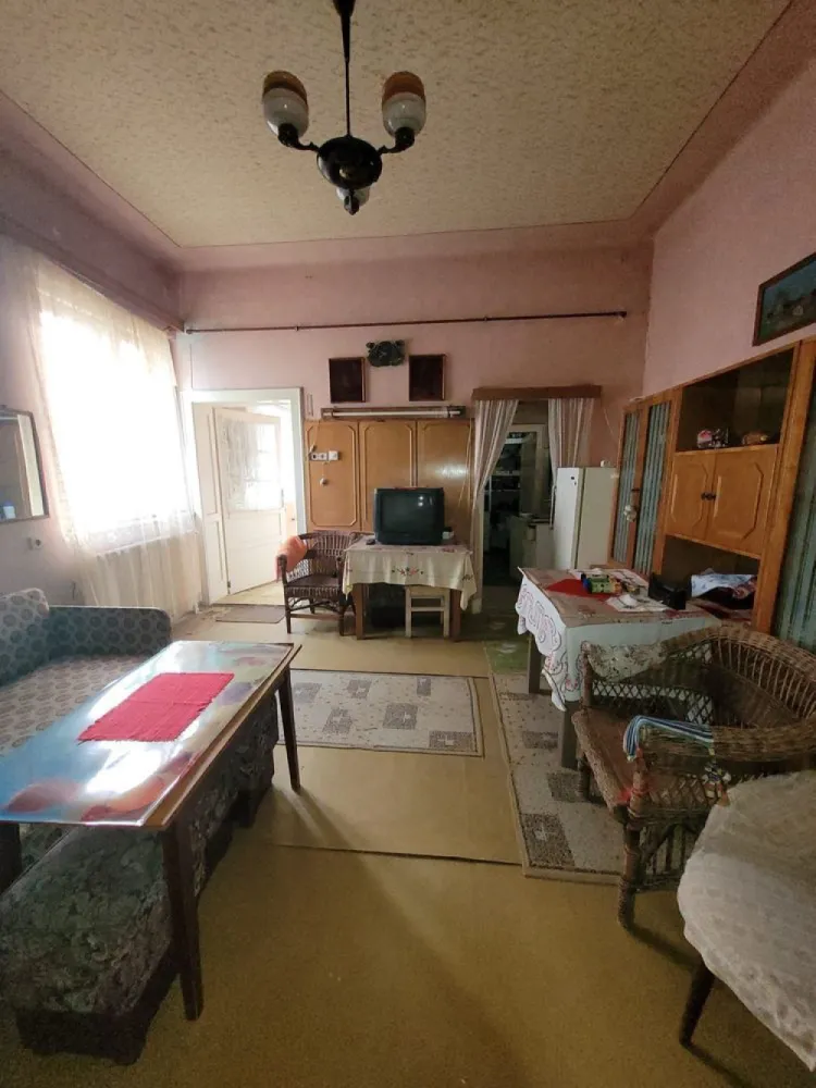 BRASADAS vinde parte de casa, str Unirii cu 7 ari teren. - Agenția imobiliara BRASADAS vinde parte de casa pe str Unirii, are 3 camere bucatarie si baie , hol, antreu, beci mare sub toata casa. 

Mai este o familie in curte, onportiune este comuna, dar 7 ari teren este privat ingradit cu intrare cu masina garaj, si anexa. 

Casa necesita modernizare si renovare

Pret negociabil