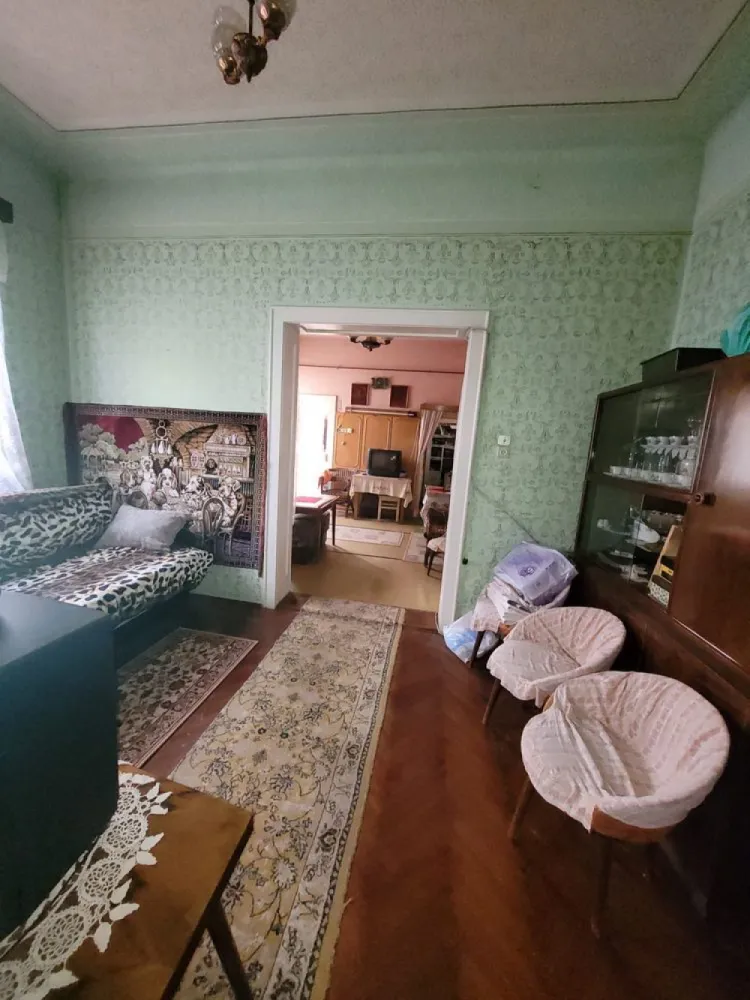 BRASADAS vinde parte de casa, str Unirii cu 7 ari teren. - Agenția imobiliara BRASADAS vinde parte de casa pe str Unirii, are 3 camere bucatarie si baie , hol, antreu, beci mare sub toata casa. 

Mai este o familie in curte, onportiune este comuna, dar 7 ari teren este privat ingradit cu intrare cu masina garaj, si anexa. 

Casa necesita modernizare si renovare

Pret negociabil