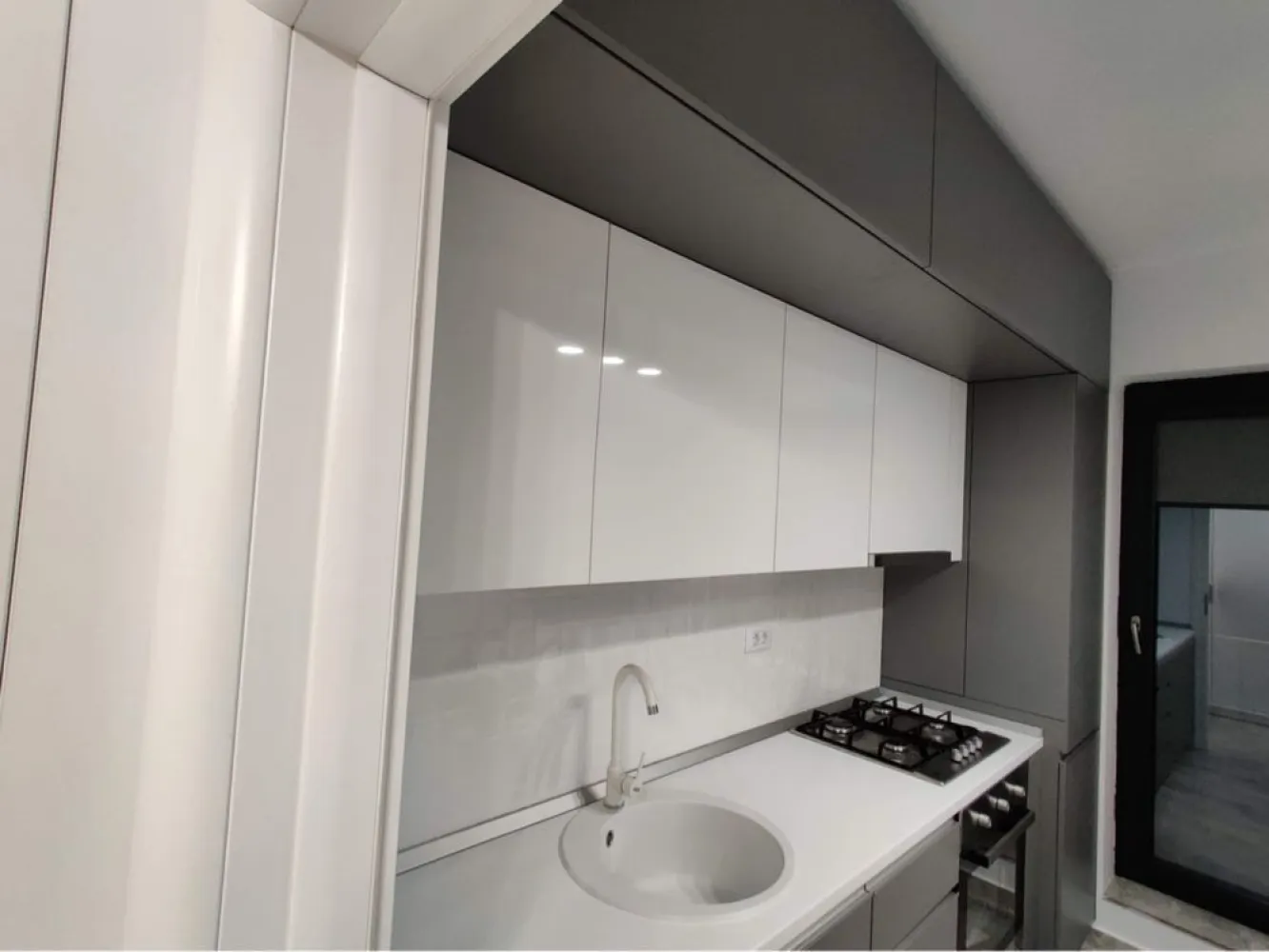 Inchiriez garsoniera Exigent Plaza 500€ Proprietar - Proprietar, ofer spre inchiriere garsoniera, situata in complex Plaza Residence (Exigent Plaza) Faza 2 la 5 minute de metrou Lujerului.

Complexul nou dispune de paza 24/24, 2 lifturi, este foarte curat si linistit. Garsoniera are centrala proprie.
Garoniera va dispune de canapea extensibila + topper. Are multiple spatii de depozitare si 2 dressing-uri mari,birou.

Este prevazuta cu toate electrocasnicele necesare:
-bucatarie dotata complet (frigider, plita, hota, cuptor,A+)
-Aer Conditionat Smart 12000 btu A+ Whirpool
-TV Toshiba Smart 126cm A+
-Masina de spalat Indesit cu uscator A+
-Ambient wireless Honeywell 

Etajul 2,la doar 5 minute de metrou Lujerului si in apropiere de tramvai 41.

Se afla la 100m de Mall Plaza si Carrefour Lujerului, precum si in apropiere de Politehnica si zonele comerciale si de birouri AFI si Campus. Magazin Profi(la parterul blocului),Mega Image. Parcuri la cateva minute de mers pe jos.

Se poate parca in jurul complexului sau se poate inchiria loc de parcare in complex la subteran sau suprateran.
Se inchiriaza la pretul de 500€/luna + 1 luna garantie.