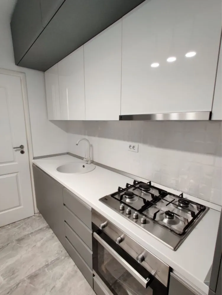 Inchiriez garsoniera Exigent Plaza 500€ Proprietar - Proprietar, ofer spre inchiriere garsoniera, situata in complex Plaza Residence (Exigent Plaza) Faza 2 la 5 minute de metrou Lujerului.

Complexul nou dispune de paza 24/24, 2 lifturi, este foarte curat si linistit. Garsoniera are centrala proprie.
Garoniera va dispune de canapea extensibila + topper. Are multiple spatii de depozitare si 2 dressing-uri mari,birou.

Este prevazuta cu toate electrocasnicele necesare:
-bucatarie dotata complet (frigider, plita, hota, cuptor,A+)
-Aer Conditionat Smart 12000 btu A+ Whirpool
-TV Toshiba Smart 126cm A+
-Masina de spalat Indesit cu uscator A+
-Ambient wireless Honeywell 

Etajul 2,la doar 5 minute de metrou Lujerului si in apropiere de tramvai 41.

Se afla la 100m de Mall Plaza si Carrefour Lujerului, precum si in apropiere de Politehnica si zonele comerciale si de birouri AFI si Campus. Magazin Profi(la parterul blocului),Mega Image. Parcuri la cateva minute de mers pe jos.

Se poate parca in jurul complexului sau se poate inchiria loc de parcare in complex la subteran sau suprateran.
Se inchiriaza la pretul de 500€/luna + 1 luna garantie.