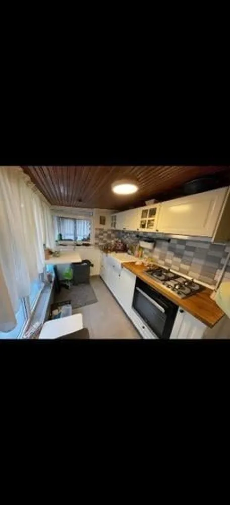 Apartament 3 camere Aviatiei Caramfil92mp+14mp demisol - 🏡 Apartament 3 camere – Str. Nicolae Caramfil, Cartierul Aviației

De vânzare apartament de 3 camere, situat la parterul unui bloc anvelopat, construit în 1988, pe strada Nicolae Caramfil – una dintre cele mai apreciate zone din cartierul Aviației.

📐 Detalii:
 • Suprafață totală: 106 mp (inclusiv demisol de 14 mp)
 • Compartimentare: 2 dormitoare, dressing, sufragerie cu balcon mare închis, bucătărie cu balcon mare închis, loc de dining, 2 bai. 
 • Apartamentul are ieșire directă în grădină, perfectă pentru relaxare. 

✅ Alte avantaje:
 • Bloc anvelopat termic
 • Costuri reduse de întreținere
 • Vecini prietenoși și zonă liniștită
 • Acces rapid la mijloace de transport, parcuri, restaurante, centre comerciale, scoli si gradinite.
 • Situat la 5 minute de Soseaua Nordului, Parcul Herastrau
 • Apartamentul se vinde complet mobilat si utilat: 2 AC, frigider Samsung în 2 uși cu apa și gheață, masina de spalat rufe BEKO , uscător Samsung, masina de spalat vase, plita+cuptor+hota beko), tv, semineu electric+ esspresor philips + mobila)
 
📞 Ideal pentru familie, firma, cabinet stomatologic, notariat sau ca investiție într-o zonă premium din București!
Preț: 285.000 euro, negociabil.