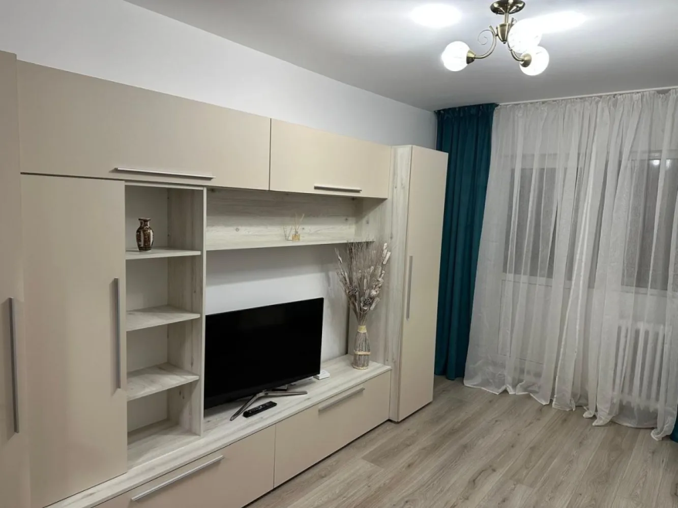 Particular inchiriez garsoniera Dristor str Laborator la 2 min metrou - Proprietar, particular : inchiriez garsoniera situata la 2 min de mers pe jos de metrou Dristor 1 (poza atasata), str. Laborator nr. 130-132 --> bloc mixt!! --> reabilitat termic, balcon inchis termopan. 
-->Garsoniera confort 1, et 2/8 (doar o garsoniera pe etaj);
--> mobilata ultra modern si utilata complet,
--> prima inchiriere!
--> Tv led Samsung Smart, masina spalat, frigider, aragaz, aer conditionat, apometre, pat matrimonial 140/200. Mall Park Lake si parcul IOR sunt la distanta de mers pe jos.

In apropiere sunt: Titan, Unirii, Piata Muncii, Mihai Bravu, Obor, Costin Georgian, Vitan, Decebal, Piata Alba Iulia, 
Colaborez cu agentii dar nu ofer comision. 

Chiria + garantia 1 luna. Disponibila imediat.