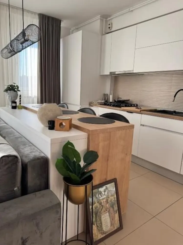 Ap 2 camera Calea Serban Voda 111/ Carol / Tineretului de inchiriat - Oferim spre prima închiriere apartamentul nostru de suflet, aflat într-un complex rezidențial complet închis și supravegheat video cu vedere superba catre Casa Poporului. 

Este un loc cald, primitor și plin de lumină, dar devenit prea mic pentru familia noastră.

Pret: 800€ + garantie - pretul este fix

Detalii apartament
 • Suprafață totală: 72 mp (60 mp interior + 12 mp terasă)
 • Compartimentare: living cu bucătărie open space + birou, dormitor separat, toate cu vedere directă către Casa Poporului
 • Terasă amenajată, perfectă pentru seri relaxante și apusuri superbe alături de prieteni
 • Etaj cu orientare vestică → lumină naturală și cele mai frumoase apusuri în fiecare zi
 • Încălzire în pardoseală (costuri foarte mici, aprox. 250 lei caldura - lună iarna)

Facilități și dotări:
Apartamentul a fost igienizat si dat cu lavabila pentru a fi inchiriat, iar canapeaua, salteaua, covorul , draperiile si perdelele spalate profesional.
 • Aer condiționat Daikin cu Wi-Fi
 • Electrocasnice Electrolux & Samsung:
 • Mașină de spălat vase
 • Mașină de spălat rufe + uscător incorporat
 • Plită nouă Samsung
 • Frigider și cuptor Electrolux
 • Smart TV va fi achiziționat special pentru închiriere unul nou
 • Mobilier de bucătărie și living realizat pe comandă, cu numeroase spații de depozitare inteligent gândite

Parcare
Apartamentul dispune de loc de parcare subteran, in sistem Klaus, cu capacitate pentru 2 mașini – un avantaj esențial în București.

Localizare excelentă – acces rapid către centrul orașului și multiple puncte de interes:
 • Parcul Carol – 5 min pe jos
 • Parcul Tineretului – 10 min pe jos
 • Piața Unirii – 18 min pe jos
 • Metrou Tineretului – 7 min pe jos
 • Supermarketuri (Auchan, Mega Image), farmacii, cafenele și restaurante – toate la 5-10 min de mers pe jos
 • Una dintre cele mai bune pizzerii din zonă – Un Poco Pizza – la doar 5 minute

Doresc sa colaborez cu agentii in masura in care comisionul este platit de clientul adus de agentie.