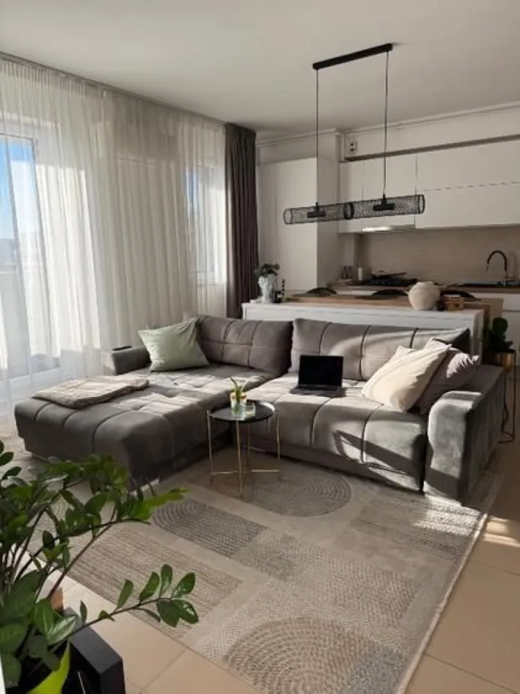 Ap 2 camera Calea Serban Voda 111/ Carol / Tineretului de inchiriat - Oferim spre prima închiriere apartamentul nostru de suflet, aflat într-un complex rezidențial complet închis și supravegheat video cu vedere superba catre Casa Poporului. 

Este un loc cald, primitor și plin de lumină, dar devenit prea mic pentru familia noastră.

Pret: 800€ + garantie - pretul este fix

Detalii apartament
 • Suprafață totală: 72 mp (60 mp interior + 12 mp terasă)
 • Compartimentare: living cu bucătărie open space + birou, dormitor separat, toate cu vedere directă către Casa Poporului
 • Terasă amenajată, perfectă pentru seri relaxante și apusuri superbe alături de prieteni
 • Etaj cu orientare vestică → lumină naturală și cele mai frumoase apusuri în fiecare zi
 • Încălzire în pardoseală (costuri foarte mici, aprox. 250 lei caldura - lună iarna)

Facilități și dotări:
Apartamentul a fost igienizat si dat cu lavabila pentru a fi inchiriat, iar canapeaua, salteaua, covorul , draperiile si perdelele spalate profesional.
 • Aer condiționat Daikin cu Wi-Fi
 • Electrocasnice Electrolux & Samsung:
 • Mașină de spălat vase
 • Mașină de spălat rufe + uscător incorporat
 • Plită nouă Samsung
 • Frigider și cuptor Electrolux
 • Smart TV va fi achiziționat special pentru închiriere unul nou
 • Mobilier de bucătărie și living realizat pe comandă, cu numeroase spații de depozitare inteligent gândite

Parcare
Apartamentul dispune de loc de parcare subteran, in sistem Klaus, cu capacitate pentru 2 mașini – un avantaj esențial în București.

Localizare excelentă – acces rapid către centrul orașului și multiple puncte de interes:
 • Parcul Carol – 5 min pe jos
 • Parcul Tineretului – 10 min pe jos
 • Piața Unirii – 18 min pe jos
 • Metrou Tineretului – 7 min pe jos
 • Supermarketuri (Auchan, Mega Image), farmacii, cafenele și restaurante – toate la 5-10 min de mers pe jos
 • Una dintre cele mai bune pizzerii din zonă – Un Poco Pizza – la doar 5 minute

Doresc sa colaborez cu agentii in masura in care comisionul este platit de clientul adus de agentie.