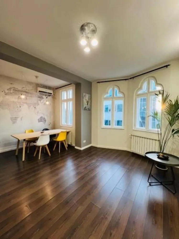 Apartament spațios și luminos într-o vilă interbelică – Budapesta / Tineretului - Apartament spațios și luminos într-o vilă interbelică – zona Budapesta / Tineretului

Vă propunem spre vânzare un apartament elegant, situat într-o vilă interbelică cu doar 3 etaje, aflată pe o scară cu 6 apartamente și intrare stradală, în zona Budapesta – Tineretului.

Locuința se remarcă prin camerele sale mari, înalte și luminoase, păstrând farmecul autentic al arhitecturii interbelice, dar beneficiind de tot confortul modern.
Toate instalațiile (electrică, sanitară și termică) au fost complet refăcute, iar tâmplăria originală din lemn a fost recondiționată cu grijă.

Apartamentul se vinde complet mobilat, exact ca în fotografii – mobilierul fiind inclus în preț.

📍 Localizare excelentă:
 • 3 minute până la metrou Tineretului
 • 5 minute până la metrou Piața Unirii
 • 5 minute de mers pe jos până la Parcul Tineretului și Parcul Carol

👨‍👩‍👧‍👦 Facilități în imediata apropiere:
grădiniță, școală, liceu, secție de Poliție, Mega Image și Dristor Kebab, toate la mai puțin de 5 minute de mers pe jos.

Cladirea nu are risc seismic.

Datorită amplasării, compartimentării și atmosferei sale calde, apartamentul este ideal pentru o familie cu copii sau pentru cei care își doresc un spațiu cu personalitate, aproape de centrul orașului, dar într-o zonă liniștită și verde.