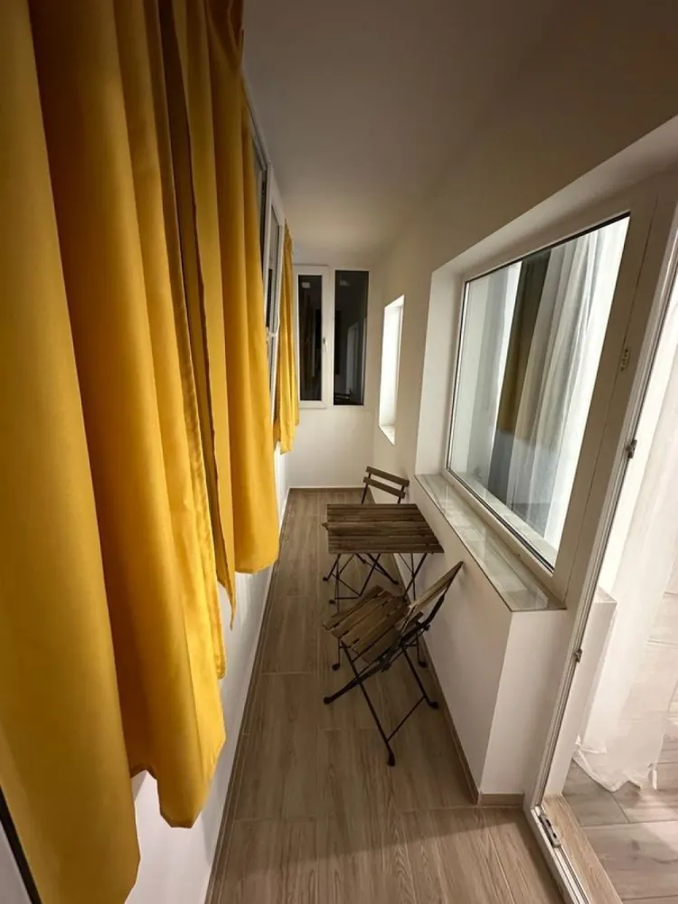 Particular inchiriez garsoniera Dristor str Laborator la 2 min metrou - Proprietar, particular : inchiriez garsoniera situata la 2 min de mers pe jos de metrou Dristor 1 (poza atasata), str. Laborator nr. 130-132 --> bloc mixt!! --> reabilitat termic, balcon inchis termopan. 
-->Garsoniera confort 1, et 2/8 (doar o garsoniera pe etaj);
--> mobilata ultra modern si utilata complet,
--> prima inchiriere!
--> Tv led Samsung Smart, masina spalat, frigider, aragaz, aer conditionat, apometre, pat matrimonial 140/200. Mall Park Lake si parcul IOR sunt la distanta de mers pe jos.

In apropiere sunt: Titan, Unirii, Piata Muncii, Mihai Bravu, Obor, Costin Georgian, Vitan, Decebal, Piata Alba Iulia, 
Colaborez cu agentii dar nu ofer comision. 

Chiria + garantia 1 luna. Disponibila imediat.