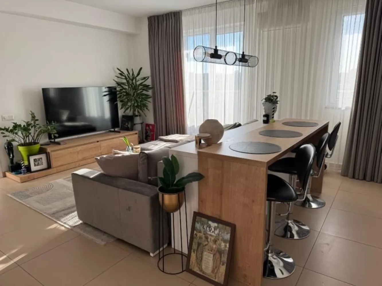 Ap 2 camera Calea Serban Voda 111/ Carol / Tineretului de inchiriat - Oferim spre prima închiriere apartamentul nostru de suflet, aflat într-un complex rezidențial complet închis și supravegheat video cu vedere superba catre Casa Poporului. 

Este un loc cald, primitor și plin de lumină, dar devenit prea mic pentru familia noastră.

Pret: 800€ + garantie - pretul este fix

Detalii apartament
 • Suprafață totală: 72 mp (60 mp interior + 12 mp terasă)
 • Compartimentare: living cu bucătărie open space + birou, dormitor separat, toate cu vedere directă către Casa Poporului
 • Terasă amenajată, perfectă pentru seri relaxante și apusuri superbe alături de prieteni
 • Etaj cu orientare vestică → lumină naturală și cele mai frumoase apusuri în fiecare zi
 • Încălzire în pardoseală (costuri foarte mici, aprox. 250 lei caldura - lună iarna)

Facilități și dotări:
Apartamentul a fost igienizat si dat cu lavabila pentru a fi inchiriat, iar canapeaua, salteaua, covorul , draperiile si perdelele spalate profesional.
 • Aer condiționat Daikin cu Wi-Fi
 • Electrocasnice Electrolux & Samsung:
 • Mașină de spălat vase
 • Mașină de spălat rufe + uscător incorporat
 • Plită nouă Samsung
 • Frigider și cuptor Electrolux
 • Smart TV va fi achiziționat special pentru închiriere unul nou
 • Mobilier de bucătărie și living realizat pe comandă, cu numeroase spații de depozitare inteligent gândite

Parcare
Apartamentul dispune de loc de parcare subteran, in sistem Klaus, cu capacitate pentru 2 mașini – un avantaj esențial în București.

Localizare excelentă – acces rapid către centrul orașului și multiple puncte de interes:
 • Parcul Carol – 5 min pe jos
 • Parcul Tineretului – 10 min pe jos
 • Piața Unirii – 18 min pe jos
 • Metrou Tineretului – 7 min pe jos
 • Supermarketuri (Auchan, Mega Image), farmacii, cafenele și restaurante – toate la 5-10 min de mers pe jos
 • Una dintre cele mai bune pizzerii din zonă – Un Poco Pizza – la doar 5 minute

Doresc sa colaborez cu agentii in masura in care comisionul este platit de clientul adus de agentie.