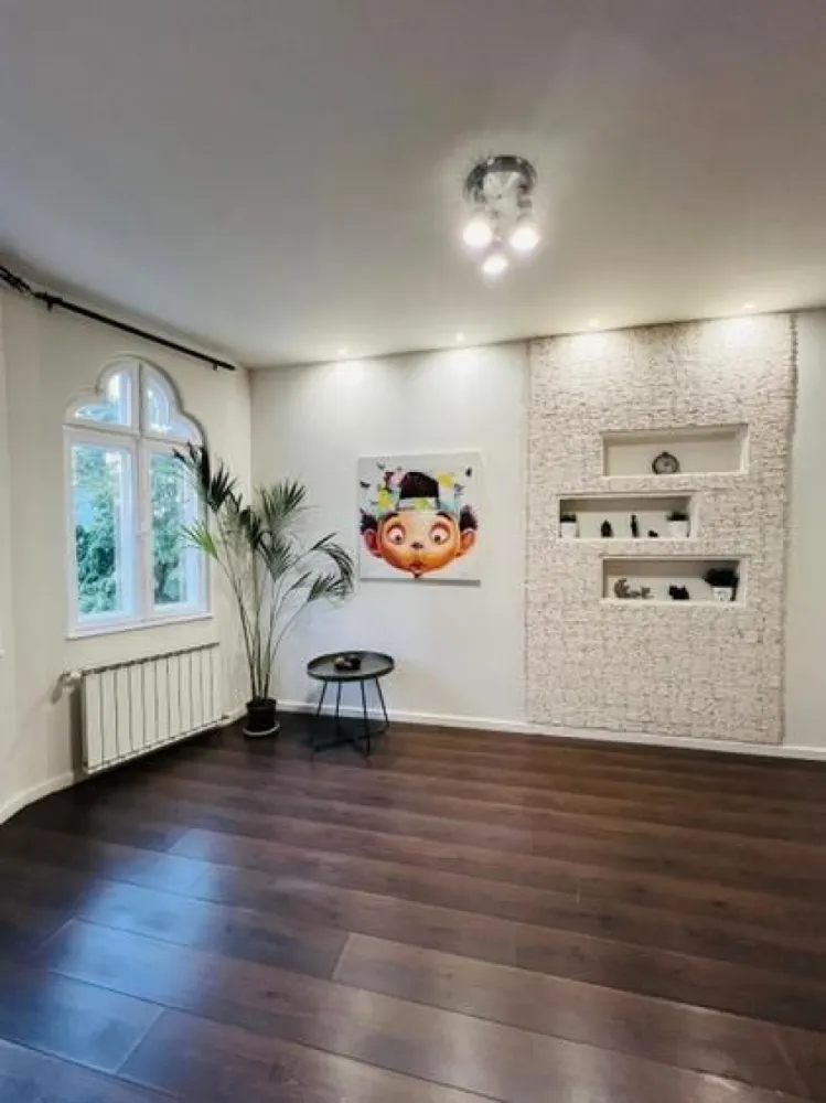 Apartament spațios și luminos într-o vilă interbelică – Budapesta / Tineretului - Apartament spațios și luminos într-o vilă interbelică – zona Budapesta / Tineretului

Vă propunem spre vânzare un apartament elegant, situat într-o vilă interbelică cu doar 3 etaje, aflată pe o scară cu 6 apartamente și intrare stradală, în zona Budapesta – Tineretului.

Locuința se remarcă prin camerele sale mari, înalte și luminoase, păstrând farmecul autentic al arhitecturii interbelice, dar beneficiind de tot confortul modern.
Toate instalațiile (electrică, sanitară și termică) au fost complet refăcute, iar tâmplăria originală din lemn a fost recondiționată cu grijă.

Apartamentul se vinde complet mobilat, exact ca în fotografii – mobilierul fiind inclus în preț.

📍 Localizare excelentă:
 • 3 minute până la metrou Tineretului
 • 5 minute până la metrou Piața Unirii
 • 5 minute de mers pe jos până la Parcul Tineretului și Parcul Carol

👨‍👩‍👧‍👦 Facilități în imediata apropiere:
grădiniță, școală, liceu, secție de Poliție, Mega Image și Dristor Kebab, toate la mai puțin de 5 minute de mers pe jos.

Cladirea nu are risc seismic.

Datorită amplasării, compartimentării și atmosferei sale calde, apartamentul este ideal pentru o familie cu copii sau pentru cei care își doresc un spațiu cu personalitate, aproape de centrul orașului, dar într-o zonă liniștită și verde.