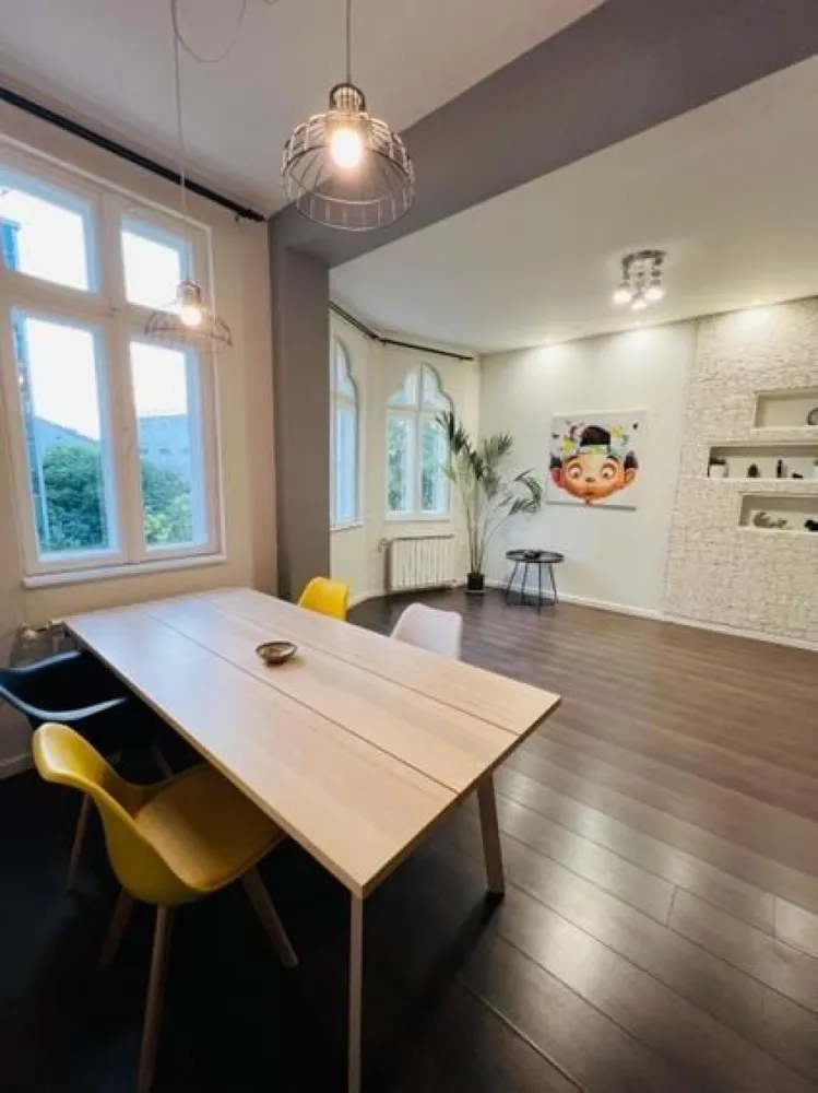 Apartament spațios și luminos într-o vilă interbelică – Budapesta / Tineretului - Apartament spațios și luminos într-o vilă interbelică – zona Budapesta / Tineretului

Vă propunem spre vânzare un apartament elegant, situat într-o vilă interbelică cu doar 3 etaje, aflată pe o scară cu 6 apartamente și intrare stradală, în zona Budapesta – Tineretului.

Locuința se remarcă prin camerele sale mari, înalte și luminoase, păstrând farmecul autentic al arhitecturii interbelice, dar beneficiind de tot confortul modern.
Toate instalațiile (electrică, sanitară și termică) au fost complet refăcute, iar tâmplăria originală din lemn a fost recondiționată cu grijă.

Apartamentul se vinde complet mobilat, exact ca în fotografii – mobilierul fiind inclus în preț.

📍 Localizare excelentă:
 • 3 minute până la metrou Tineretului
 • 5 minute până la metrou Piața Unirii
 • 5 minute de mers pe jos până la Parcul Tineretului și Parcul Carol

👨‍👩‍👧‍👦 Facilități în imediata apropiere:
grădiniță, școală, liceu, secție de Poliție, Mega Image și Dristor Kebab, toate la mai puțin de 5 minute de mers pe jos.

Cladirea nu are risc seismic.

Datorită amplasării, compartimentării și atmosferei sale calde, apartamentul este ideal pentru o familie cu copii sau pentru cei care își doresc un spațiu cu personalitate, aproape de centrul orașului, dar într-o zonă liniștită și verde.