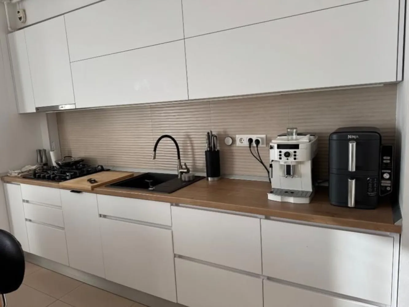 Ap 2 camera Calea Serban Voda 111/ Carol / Tineretului de inchiriat - Oferim spre prima închiriere apartamentul nostru de suflet, aflat într-un complex rezidențial complet închis și supravegheat video cu vedere superba catre Casa Poporului. 

Este un loc cald, primitor și plin de lumină, dar devenit prea mic pentru familia noastră.

Pret: 800€ + garantie - pretul este fix

Detalii apartament
 • Suprafață totală: 72 mp (60 mp interior + 12 mp terasă)
 • Compartimentare: living cu bucătărie open space + birou, dormitor separat, toate cu vedere directă către Casa Poporului
 • Terasă amenajată, perfectă pentru seri relaxante și apusuri superbe alături de prieteni
 • Etaj cu orientare vestică → lumină naturală și cele mai frumoase apusuri în fiecare zi
 • Încălzire în pardoseală (costuri foarte mici, aprox. 250 lei caldura - lună iarna)

Facilități și dotări:
Apartamentul a fost igienizat si dat cu lavabila pentru a fi inchiriat, iar canapeaua, salteaua, covorul , draperiile si perdelele spalate profesional.
 • Aer condiționat Daikin cu Wi-Fi
 • Electrocasnice Electrolux & Samsung:
 • Mașină de spălat vase
 • Mașină de spălat rufe + uscător incorporat
 • Plită nouă Samsung
 • Frigider și cuptor Electrolux
 • Smart TV va fi achiziționat special pentru închiriere unul nou
 • Mobilier de bucătărie și living realizat pe comandă, cu numeroase spații de depozitare inteligent gândite

Parcare
Apartamentul dispune de loc de parcare subteran, in sistem Klaus, cu capacitate pentru 2 mașini – un avantaj esențial în București.

Localizare excelentă – acces rapid către centrul orașului și multiple puncte de interes:
 • Parcul Carol – 5 min pe jos
 • Parcul Tineretului – 10 min pe jos
 • Piața Unirii – 18 min pe jos
 • Metrou Tineretului – 7 min pe jos
 • Supermarketuri (Auchan, Mega Image), farmacii, cafenele și restaurante – toate la 5-10 min de mers pe jos
 • Una dintre cele mai bune pizzerii din zonă – Un Poco Pizza – la doar 5 minute

Doresc sa colaborez cu agentii in masura in care comisionul este platit de clientul adus de agentie.