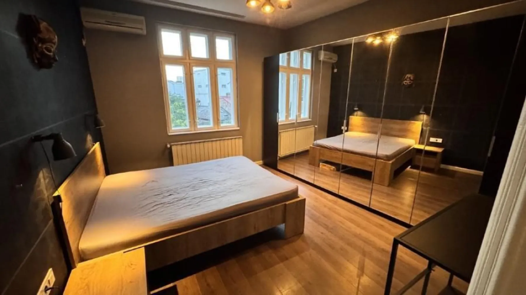 Apartament spațios și luminos într-o vilă interbelică – Budapesta / Tineretului - Apartament spațios și luminos într-o vilă interbelică – zona Budapesta / Tineretului

Vă propunem spre vânzare un apartament elegant, situat într-o vilă interbelică cu doar 3 etaje, aflată pe o scară cu 6 apartamente și intrare stradală, în zona Budapesta – Tineretului.

Locuința se remarcă prin camerele sale mari, înalte și luminoase, păstrând farmecul autentic al arhitecturii interbelice, dar beneficiind de tot confortul modern.
Toate instalațiile (electrică, sanitară și termică) au fost complet refăcute, iar tâmplăria originală din lemn a fost recondiționată cu grijă.

Apartamentul se vinde complet mobilat, exact ca în fotografii – mobilierul fiind inclus în preț.

📍 Localizare excelentă:
 • 3 minute până la metrou Tineretului
 • 5 minute până la metrou Piața Unirii
 • 5 minute de mers pe jos până la Parcul Tineretului și Parcul Carol

👨‍👩‍👧‍👦 Facilități în imediata apropiere:
grădiniță, școală, liceu, secție de Poliție, Mega Image și Dristor Kebab, toate la mai puțin de 5 minute de mers pe jos.

Cladirea nu are risc seismic.

Datorită amplasării, compartimentării și atmosferei sale calde, apartamentul este ideal pentru o familie cu copii sau pentru cei care își doresc un spațiu cu personalitate, aproape de centrul orașului, dar într-o zonă liniștită și verde.