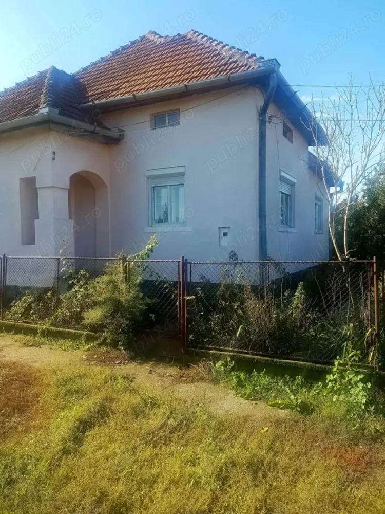 Vand casa la tara - Vand casa in loc Paulian, la drumul principal+teren
Casa are 2 camere (parchet), baie , hol, bucatarie, camara, beci
Apa curenta, gaz la poarta, izolata termic
Telefon