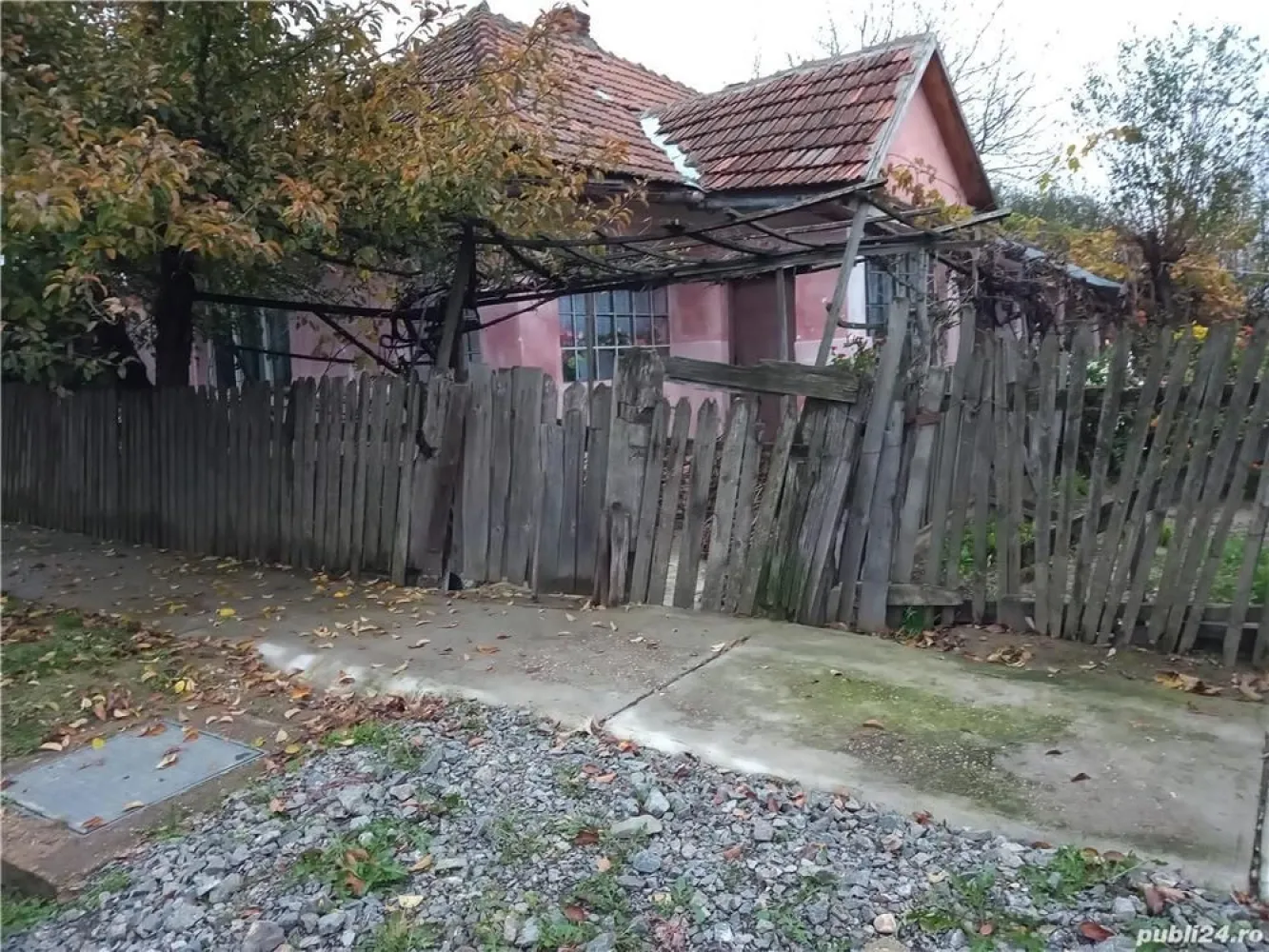 BRASADAS vinde casa in Oar, comuna Vetis. - Agentia Imobiliara BRASADAS vinde casa din vaioaga in satul Oar, comuna Vetis , la 13 km. de orasul Satu Mare. Curentul este introdusa, toate utilitatile in fata casei, actele sunt in regula. Teren 15 ari.
Www.brasadas.com.