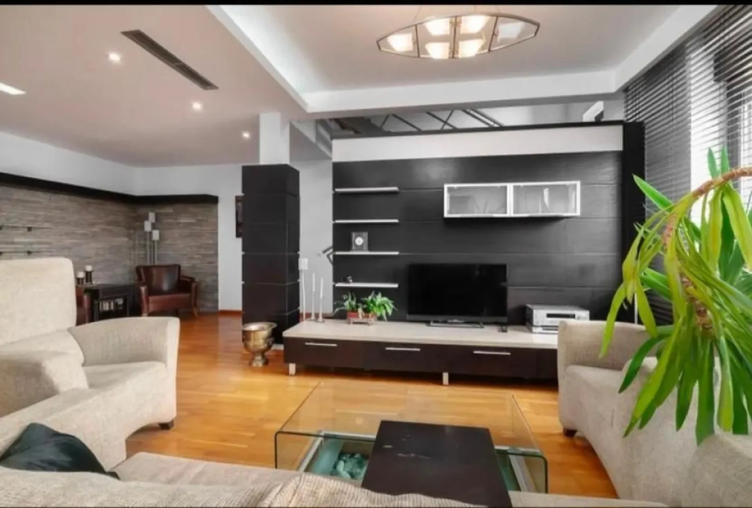 Apartament Duplex 5 camere Herastrau - Amplasat in zona Herastrau, acest duplex reprezinta o alegere excelenta pentru cei care isi doresc un apartament spatios si bine organizat, intr-un imobil construit in 2007. Cu o suprafata utila de 152,31 mp si o suprafata construita de 225,74 mp, locuinta se desfasoara pe doua niveluri si dispune de camere generoase si compartimentare practica.
Zona Herastrau este una dintre cele mai apreciate zone rezidentiale ale Bucurestiului, datorita apropierii de parc, de zona de birouri din nordul capitalei, dar si de restaurante, cafenele si centre comerciale de top. Amplasamentul ofera acces rapid catre mijloace de transport, scoli, gradinite si centre medicale, ceea ce face din aceasta proprietate o optiune ideala atat pentru locuire, cat si pentru investitie.
Compartimentare:
Pe primul nivel se afla living-ul cu suprafata de 34,32 mp si iesire pe balcon, bucataria de 12,17 mp, un dormitor de 17,08 mp, o baie de 4,54 mp si holul de acces de 12,43 mp. Suprafata utila a acestui nivel este de 80,54 mp, la care se adauga doua balcoane cu o suprafata totala de 12,85 mp.
Pe al doilea nivel sunt trei dormitoare cu suprafete de 18,69 mp, 13,96 mp si 13,15 mp, doua bai de 5,69 mp si 3,83 mp, plus un hol de 16,45 mp. Suprafata utila a acestui nivel este de 71,77 mp, completata de un balcon de 12,85 mp.
Suprafata totala a apartamentului este de 152,31 mp utili, la care se adauga balcoanele in suprafata totala de 25,7mp.
Apartamentul se vinde mobilat, fiind dotat cu obiectele sanitare, si are incluse in pret doua locuri de parcare subterane.
Atat suprafata impresionanta cat si pozitionarea avantajoasa recomanda aceasta proprietate drept o buna investitie!