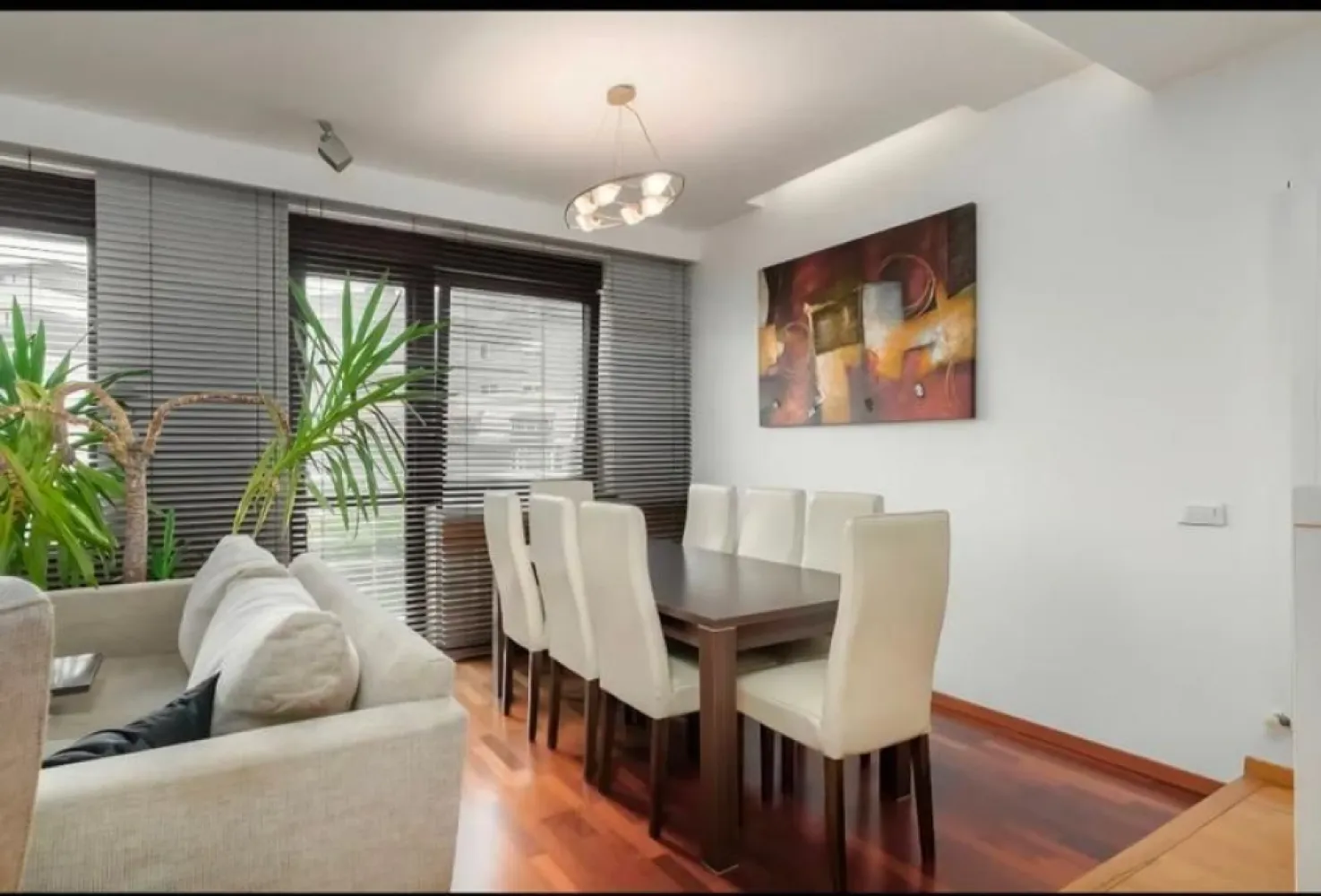 Apartament Duplex 5 camere Herastrau - Amplasat in zona Herastrau, acest duplex reprezinta o alegere excelenta pentru cei care isi doresc un apartament spatios si bine organizat, intr-un imobil construit in 2007. Cu o suprafata utila de 152,31 mp si o suprafata construita de 225,74 mp, locuinta se desfasoara pe doua niveluri si dispune de camere generoase si compartimentare practica.
Zona Herastrau este una dintre cele mai apreciate zone rezidentiale ale Bucurestiului, datorita apropierii de parc, de zona de birouri din nordul capitalei, dar si de restaurante, cafenele si centre comerciale de top. Amplasamentul ofera acces rapid catre mijloace de transport, scoli, gradinite si centre medicale, ceea ce face din aceasta proprietate o optiune ideala atat pentru locuire, cat si pentru investitie.
Compartimentare:
Pe primul nivel se afla living-ul cu suprafata de 34,32 mp si iesire pe balcon, bucataria de 12,17 mp, un dormitor de 17,08 mp, o baie de 4,54 mp si holul de acces de 12,43 mp. Suprafata utila a acestui nivel este de 80,54 mp, la care se adauga doua balcoane cu o suprafata totala de 12,85 mp.
Pe al doilea nivel sunt trei dormitoare cu suprafete de 18,69 mp, 13,96 mp si 13,15 mp, doua bai de 5,69 mp si 3,83 mp, plus un hol de 16,45 mp. Suprafata utila a acestui nivel este de 71,77 mp, completata de un balcon de 12,85 mp.
Suprafata totala a apartamentului este de 152,31 mp utili, la care se adauga balcoanele in suprafata totala de 25,7mp.
Apartamentul se vinde mobilat, fiind dotat cu obiectele sanitare, si are incluse in pret doua locuri de parcare subterane.
Atat suprafata impresionanta cat si pozitionarea avantajoasa recomanda aceasta proprietate drept o buna investitie!