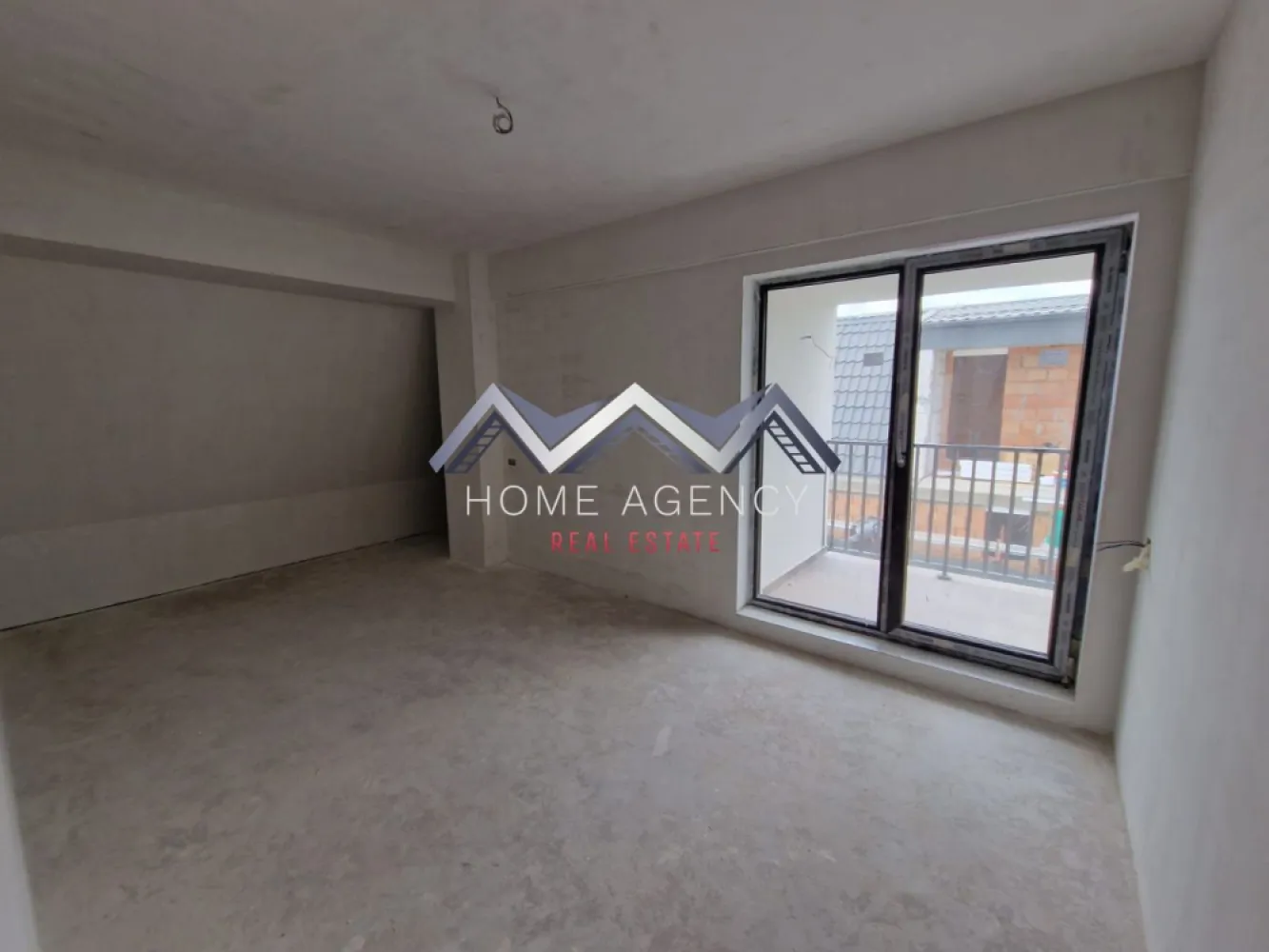 Apartament 3 camere / Otopeni / COMISION 0 - Vă propunem, spre vânzare, 6 apartamente cu 3 camere noi, parte dintr-un bloc nou, D+P+2+M, situat central în Otopeni, ce se pretează atât pentru mutare imediată cât și ca investiție (închiriere pe termen lung sau regim hotelier de tip Airbnb, Booking și nu numai), cu acces facil către magazine, restaurante, bănci, Primărie (maxim 7 minute de mers pe jos), stații de transport în comun, piață, farmacii, DN1, Aeroport, viitoarea stație de metrou etc.

Fiecare apartament beneficiază de centrală termică proprie, încălzire prin pardoseală, contorizare individuală și este racordat la toate utilitățile (apă, curent, gaz, canalizare, cablu TV, internet). Finisajele interioare sunt incluse în costul apartamentului și constau în faianță, gresie, parchet și baie complet utilată modern.

Prețul afișat include TVA și 1 loc de parcare subteran. 

Programează-te acum pentru o vizionare!

Oferim, gratuit, consultanță financiară și consiliere juridică pe parcursul procedurilor obținerii unui credit, alături de parteneri noștri.

Dacă aveți o proprietate de vânzare/închiriere sau sunteți interesați de o proprietate aflată în portofoliul agenției noastre, vă rugăm să ne contactați la numărul de telefon din anunț sau pe adresa de email contact@homeagency.ro.