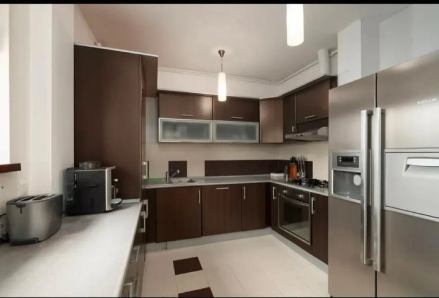 Apartament Duplex 5 camere Herastrau - Amplasat in zona Herastrau, acest duplex reprezinta o alegere excelenta pentru cei care isi doresc un apartament spatios si bine organizat, intr-un imobil construit in 2007. Cu o suprafata utila de 152,31 mp si o suprafata construita de 225,74 mp, locuinta se desfasoara pe doua niveluri si dispune de camere generoase si compartimentare practica.
Zona Herastrau este una dintre cele mai apreciate zone rezidentiale ale Bucurestiului, datorita apropierii de parc, de zona de birouri din nordul capitalei, dar si de restaurante, cafenele si centre comerciale de top. Amplasamentul ofera acces rapid catre mijloace de transport, scoli, gradinite si centre medicale, ceea ce face din aceasta proprietate o optiune ideala atat pentru locuire, cat si pentru investitie.
Compartimentare:
Pe primul nivel se afla living-ul cu suprafata de 34,32 mp si iesire pe balcon, bucataria de 12,17 mp, un dormitor de 17,08 mp, o baie de 4,54 mp si holul de acces de 12,43 mp. Suprafata utila a acestui nivel este de 80,54 mp, la care se adauga doua balcoane cu o suprafata totala de 12,85 mp.
Pe al doilea nivel sunt trei dormitoare cu suprafete de 18,69 mp, 13,96 mp si 13,15 mp, doua bai de 5,69 mp si 3,83 mp, plus un hol de 16,45 mp. Suprafata utila a acestui nivel este de 71,77 mp, completata de un balcon de 12,85 mp.
Suprafata totala a apartamentului este de 152,31 mp utili, la care se adauga balcoanele in suprafata totala de 25,7mp.
Apartamentul se vinde mobilat, fiind dotat cu obiectele sanitare, si are incluse in pret doua locuri de parcare subterane.
Atat suprafata impresionanta cat si pozitionarea avantajoasa recomanda aceasta proprietate drept o buna investitie!