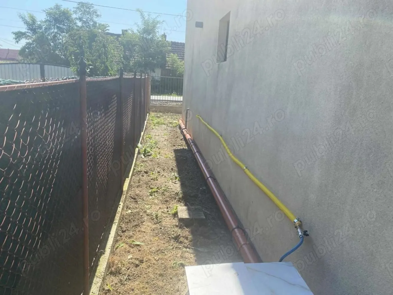 Casă de vânzare în Oar - De vânzare casă cu etaj in Oar la 15 km de Satu Mare ,construcție din 2008. 
Casa dispune de 3 camere o bucatrie cu living 2 băi recent făcute 2 holuri una dintre cameri dispune de dressing sau poate fi spatiu de depozitare scări interioare,geamuri termopan recent puse ,separat cu intrare un depozit 
Casa este racordata la curent ,apa si canalizare separtat in curte se afla o fântână forată de asemenea cu posibilitatea de racordare la gaz avand deja in perete toate țevile puse la partea de sus